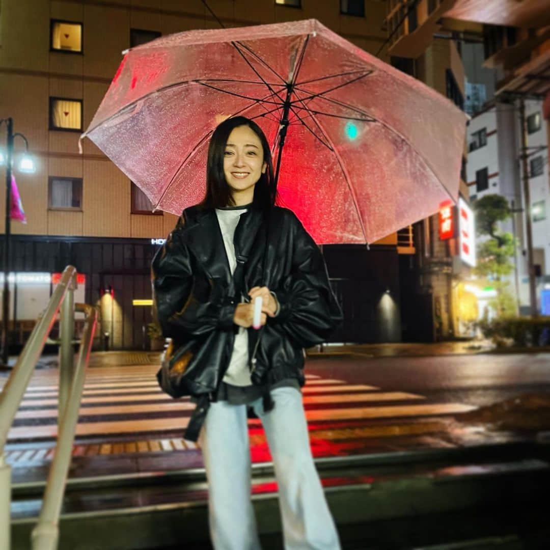 安達祐実さんのインスタグラム写真 - (安達祐実Instagram)「❣️❣️❣️ 雨がつづくなぁ。 子供にとって、 水溜まりは遊び場❣️」3月24日 8時51分 - _yumi_adachi