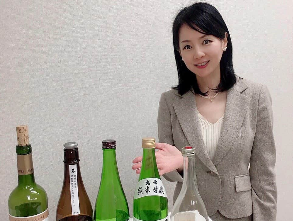 近藤淳子さんのインスタグラム写真 - (近藤淳子Instagram)「8時間のsake expertセミナー終了！  後半は日本酒とワインテイスティング・ペアリング・健康・サービスなどに至るまでお届けしました。リアルセミナーだからこそ可能な香りサンプルやお燗効果など実践中心のカリキュラムです。  日本酒の知識が足りず悔しいので専門性を強めたい、売れるスタッフになりたい、フィンランドの友人達に日本酒を伝えたいなど若い世代の受講動機に刺激をいただきました。さまざまな人生のバックグラウンドで、「日本酒」がきっかけになっていることが嬉しかったです。  講義終了後に、自著を購入された受講生が話しかけてくださいました。本をテキストとともに勉強に使っていただいているというのです。なんだか、赤面するほど嬉しさに包まれました。我が子が彼のお役に立てますよう願います。  運営の大貫さんのテイスティング温度や提供タイミングなども素晴らしく、心置きなく講義に集中できました。感謝申し上げます。  令和5年3月生が全員、高得点で合格出来ますように🌸   #日本酒🍶  #サケエキスパート #ジャパンサケアソシエーション  #sake #saké #sakelover  #人生を豊かにしたい人のための日本酒  #合格祈願  @jsa.japan」3月24日 8時59分 - kondo_junko_