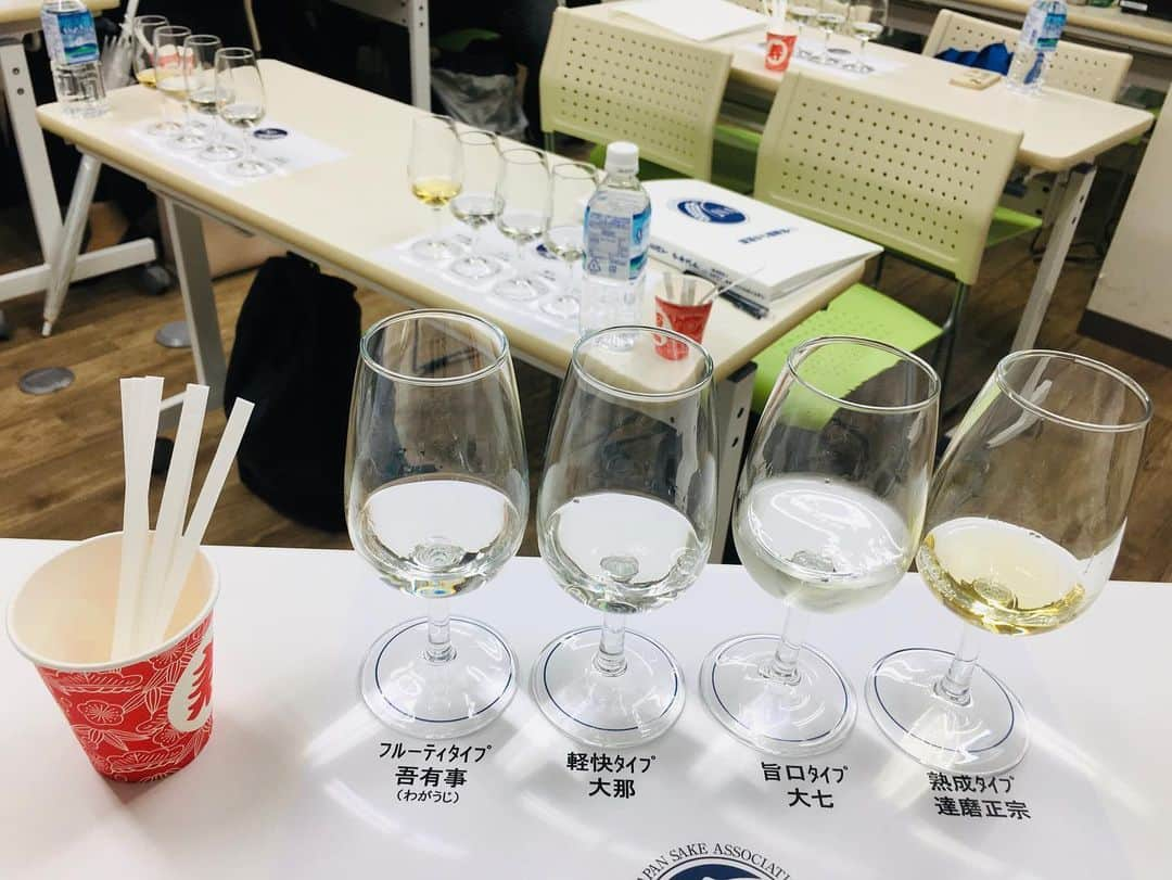 近藤淳子さんのインスタグラム写真 - (近藤淳子Instagram)「8時間のsake expertセミナー終了！  後半は日本酒とワインテイスティング・ペアリング・健康・サービスなどに至るまでお届けしました。リアルセミナーだからこそ可能な香りサンプルやお燗効果など実践中心のカリキュラムです。  日本酒の知識が足りず悔しいので専門性を強めたい、売れるスタッフになりたい、フィンランドの友人達に日本酒を伝えたいなど若い世代の受講動機に刺激をいただきました。さまざまな人生のバックグラウンドで、「日本酒」がきっかけになっていることが嬉しかったです。  講義終了後に、自著を購入された受講生が話しかけてくださいました。本をテキストとともに勉強に使っていただいているというのです。なんだか、赤面するほど嬉しさに包まれました。我が子が彼のお役に立てますよう願います。  運営の大貫さんのテイスティング温度や提供タイミングなども素晴らしく、心置きなく講義に集中できました。感謝申し上げます。  令和5年3月生が全員、高得点で合格出来ますように🌸   #日本酒🍶  #サケエキスパート #ジャパンサケアソシエーション  #sake #saké #sakelover  #人生を豊かにしたい人のための日本酒  #合格祈願  @jsa.japan」3月24日 8時59分 - kondo_junko_