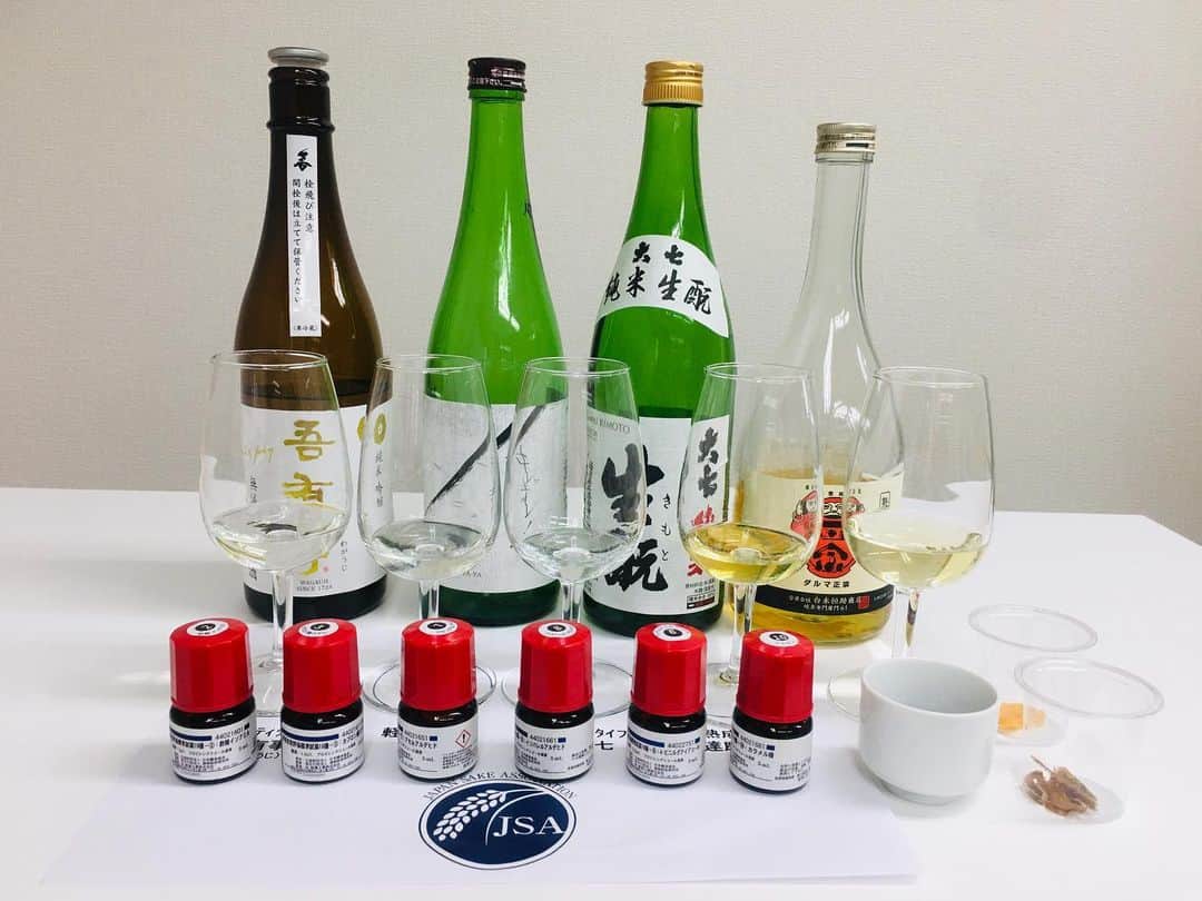 近藤淳子のインスタグラム：「8時間のsake expertセミナー終了！  後半は日本酒とワインテイスティング・ペアリング・健康・サービスなどに至るまでお届けしました。リアルセミナーだからこそ可能な香りサンプルやお燗効果など実践中心のカリキュラムです。  日本酒の知識が足りず悔しいので専門性を強めたい、売れるスタッフになりたい、フィンランドの友人達に日本酒を伝えたいなど若い世代の受講動機に刺激をいただきました。さまざまな人生のバックグラウンドで、「日本酒」がきっかけになっていることが嬉しかったです。  講義終了後に、自著を購入された受講生が話しかけてくださいました。本をテキストとともに勉強に使っていただいているというのです。なんだか、赤面するほど嬉しさに包まれました。我が子が彼のお役に立てますよう願います。  運営の大貫さんのテイスティング温度や提供タイミングなども素晴らしく、心置きなく講義に集中できました。感謝申し上げます。  令和5年3月生が全員、高得点で合格出来ますように🌸   #日本酒🍶  #サケエキスパート #ジャパンサケアソシエーション  #sake #saké #sakelover  #人生を豊かにしたい人のための日本酒  #合格祈願  @jsa.japan」