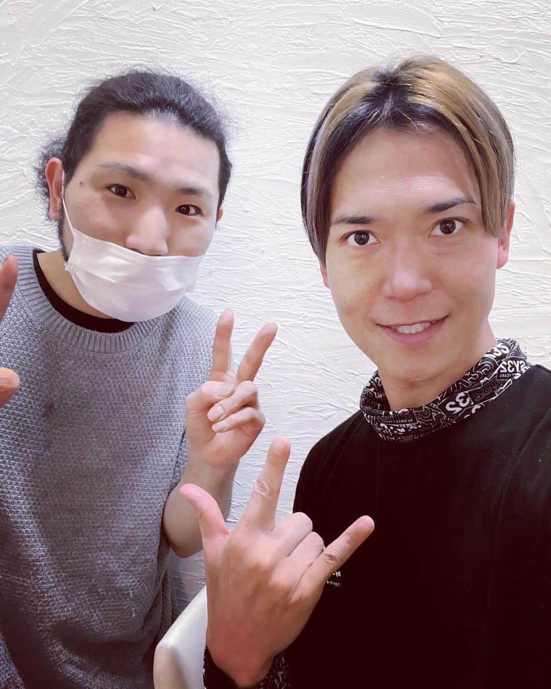 SHINPEIのインスタグラム：「だいぶ伸びていた髪の毛を、スッキリとカット ⁡ 前髪のブリーチ部分も少し増やしてイメージチェンジ ⁡ 髪を切ると気持ちもリフレッシュ出来るね！ ⁡ 新宿coreの山田くん、皆さん いつも親切にありがとうございます！また行きま〜す！ ⁡ #CORE #新宿CORE」