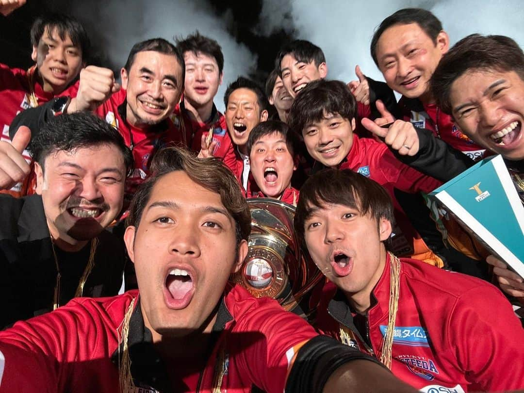 吉村真晴さんのインスタグラム写真 - (吉村真晴Instagram)「5thシーズン優勝することができました。 最後まで戦い抜き、最高の結果を出せた事を嬉しく思います。 そして、チームメイト、チームスタッフ、ファンの方々を誇りに思います。 ありがとう！！！ #琉球アスティーダ #tリーグ #ファイナル #優勝  #早川周作 #張一博監督 #吉村真晴 #吉村和弘 #張本智和 #木造勇人 #有延大夢 #濱田一輝  #松下大星  #大谷英俊  #松山祐季 #いつも大変な平田さん #走り回ってるりゅうちゃん #優しさの塊矢島さん #感謝」3月24日 9時11分 - 0803_maharu