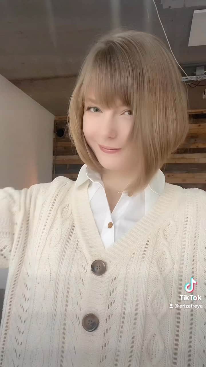 Ella Freyaのインスタグラム：「Transform 😊 I havent had hair this short since I was 19 years old..」