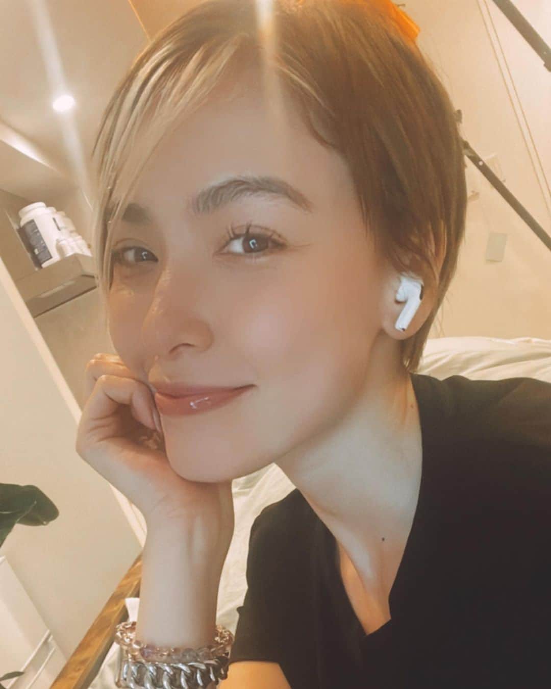 ダンシーシャノン美沙のインスタグラム：「Hi. ヴィパッサナー瞑想１０日間行った後からの自分の変化が凄すぎて感覚ややりたいこと仕事人間関係などの大きな整理が始まってる👽  髪の毛はかなり短くなり 朝は4時に起きる お酒はほぼ人生に入ってこなくなって 自分を整えることが趣味になる どんどん人と関わらなくなり 周りから見たらつまらないと思われる笑 けどね、 私は今世で自分の人生(魂)を成長させなければいけなくて  毎日自分と向き合うから 平凡でシンプルな毎日が幸せ 波が起こるとその波を対処するところからはじまるから自分の心にも波を起こさないように落ち着いた心で日常を過ごすように心がけてるよ💫  瞑想は自分と向き合う そして自分を知るために1番役立つツール 毎朝2時間の瞑想から始まるよ🧘‍♀️  自分が生きたいと思う人生を生きて 自分が得た喜びや豊かさを 周りに還元したり助けたり そんなふうに循環させていきながら 本当の意味での豊かな人生を送る事ができたら幸せ🍀  私は器用では無いからたくさんの人と関わりながら緩みながら「人生」という喜びの修行を行う事は難しくて  人付き合いもだいぶ悪くて 外の世界と繋がれないこともあるけど そんな私をなんとなく横目で見ていて くれたら嬉しいです✨✨🙃  宇宙元旦も終わり2023年になりました🪐 風の時代に突入🌬  どんどん行動して だけど自分のペースは守って 確実に大きな変化を起こせますように  一人一人が言葉や行動で人を思いやれるような 優しい地球になりますように🌈🧚‍♀️✨  #マインドフルネス #瞑想 #整える」