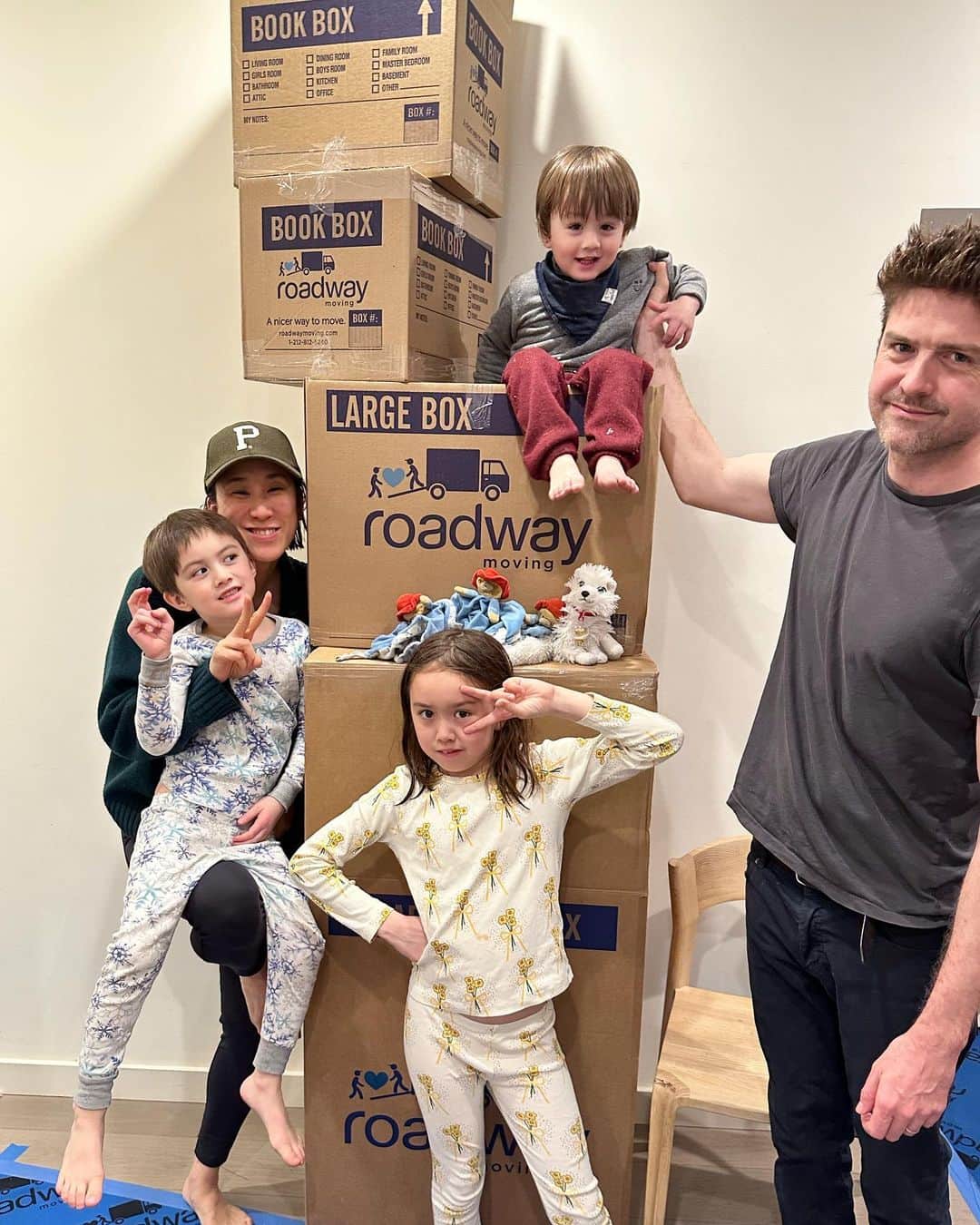 エヴァ・チェンのインスタグラム：「We’ve been unpacking for the last six days and down to the last nine @roadwaymoving boxes and finally coming up for air. Anyone who has moved knows that it’s a deeply emotional process (thought Lucio and his team made it truly a breeze). In addition to the  sheer physicality of seeing all your life things mined from the depths of your apartment!! This wall in our old apartment was what I called the “cheese wall”, a backdrop for so many family moments. We’ll never forget you, cheese wall!!!」