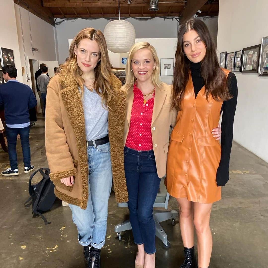 リース・ウィザースプーンのインスタグラム：「The finale is HERE!! 🤩From the very first time I stepped on set, I knew this production would be special 💗💫 If you haven’t seen the magic this cast has created yet, now is your chance to BINGE IT ALL ! @daisyjonesandthesix is now streaming on @primevideo!!! 🥹」