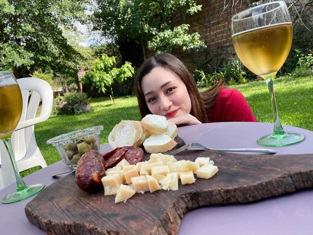 城妃美伶のインスタグラム：「お庭でピカーダ🧀🍻🥓」