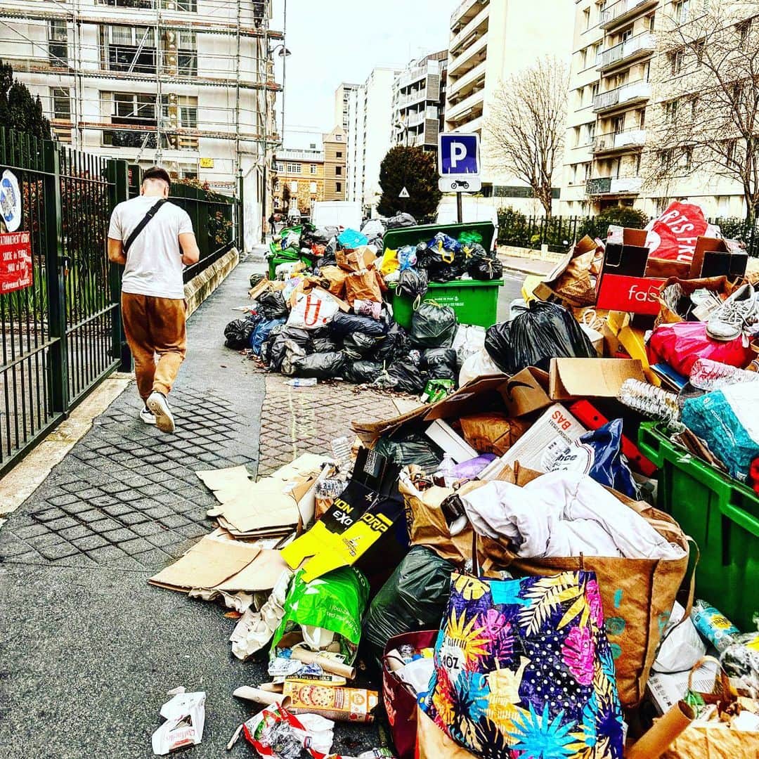 渋谷慶一郎のインスタグラム：「噂どおりゴミは道に溢れている。カラフル。 Garbage is all over the streets, as they say. It's colorful.」