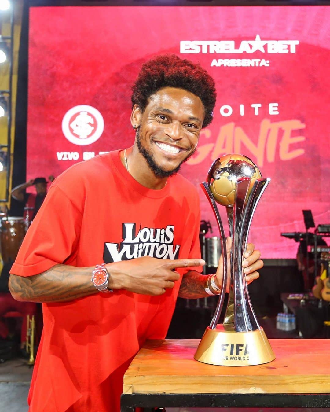 ルイス・アドリアーノのインスタグラム：「Esse 𝐞𝐧𝐜𝐨𝐧𝐭𝐫𝐨 aqui mexe com o nosso coração! 🥹❤️  📸 @r_duarte75」