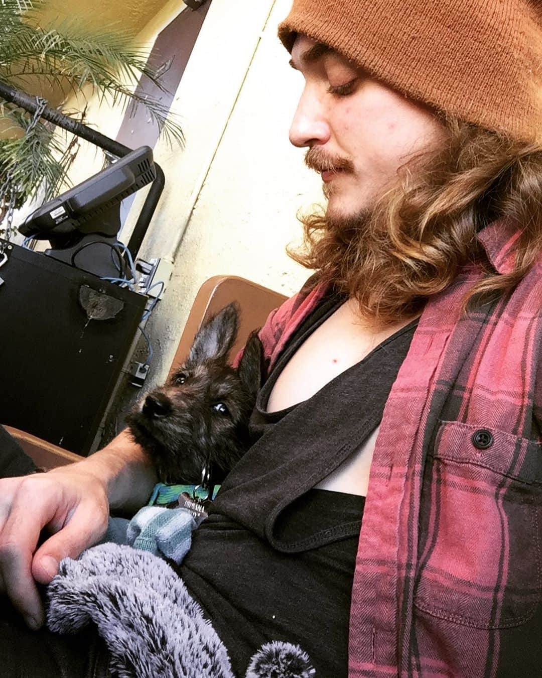 カイル・ガルナーのインスタグラム：「Saw somewhere it’s national puppy day? Idk if that’s true but here’s a flashback of me and the boy indiana. #dogsofinstagram #dogs #puppies #puppiesofinstagram #nationalpuppyday #flashback」
