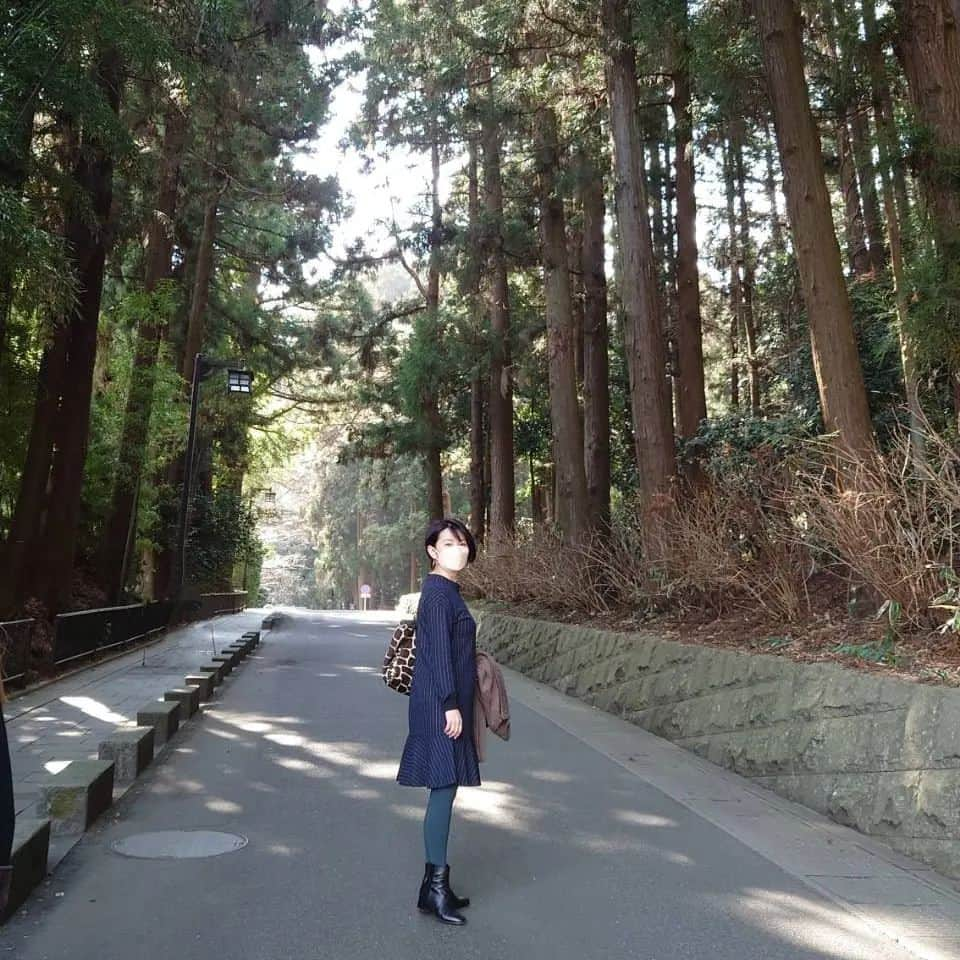 小島奈津子さんのインスタグラム写真 - (小島奈津子Instagram)「2023.3.24 天気の良い過日、仙台旅に。  10時　仙台駅着。 駅デッキにて、人生で初めて、地元テレビ局の街頭インタビューに声をかけられる。同業者ということで、丁寧にお断りするも、、、お引き受けしても大丈夫だったのかなぁ？？😁  仙台駅構内の#牛タンストリート　で腹ごしらえ🙌 オープンの１１時前から、どの店も大行列〜。 駅で、ずんだ餅＆ずんだシェイクも。  #瑞鳳殿 伊達政宗公が眠る瑞鳳殿。 振り返り、楽しげに写真に収まるも、、、 コレ、杉並木〜！花粉が黄色く舞っているのが肉眼でも見えるじゃないか。。。 その晩の花粉症の悪化は、悲惨であった😢😭  #るーぷる仙台　という、便利な観光市内循環バスあり。 東北大キャンパスを見られたり、良き🚌  #青葉城 １年前の地震で、政宗公メンテナンス中。 3月末、間もなく復帰されるとのこと。また、お目にかかりに参ります🙇  繁華街を散策しつつ、 早夕飯は、仙台名物の#セリ鍋 ググって、セリ鍋のある個室居酒屋さんへ。大当り🎯  夜は、#劇団四季　#リトルマーメイド　へ。 観劇＆感激💃10年ぶりのリトルマーメイド🌊  駅近のビジネスホテルに一泊。 サラリーマンのオジサマ方に紛れて、朝食も食べ、 仕事あるので朝8:00の新幹線🚄で帰京。  #弾丸旅　だったけれど、十分楽しめ、心の充電できました🙌 いいな、弾丸旅💕  #仙台#仙台旅#仙台1日旅 #旅のご参考に」3月24日 9時44分 - kojimanatsuko_official