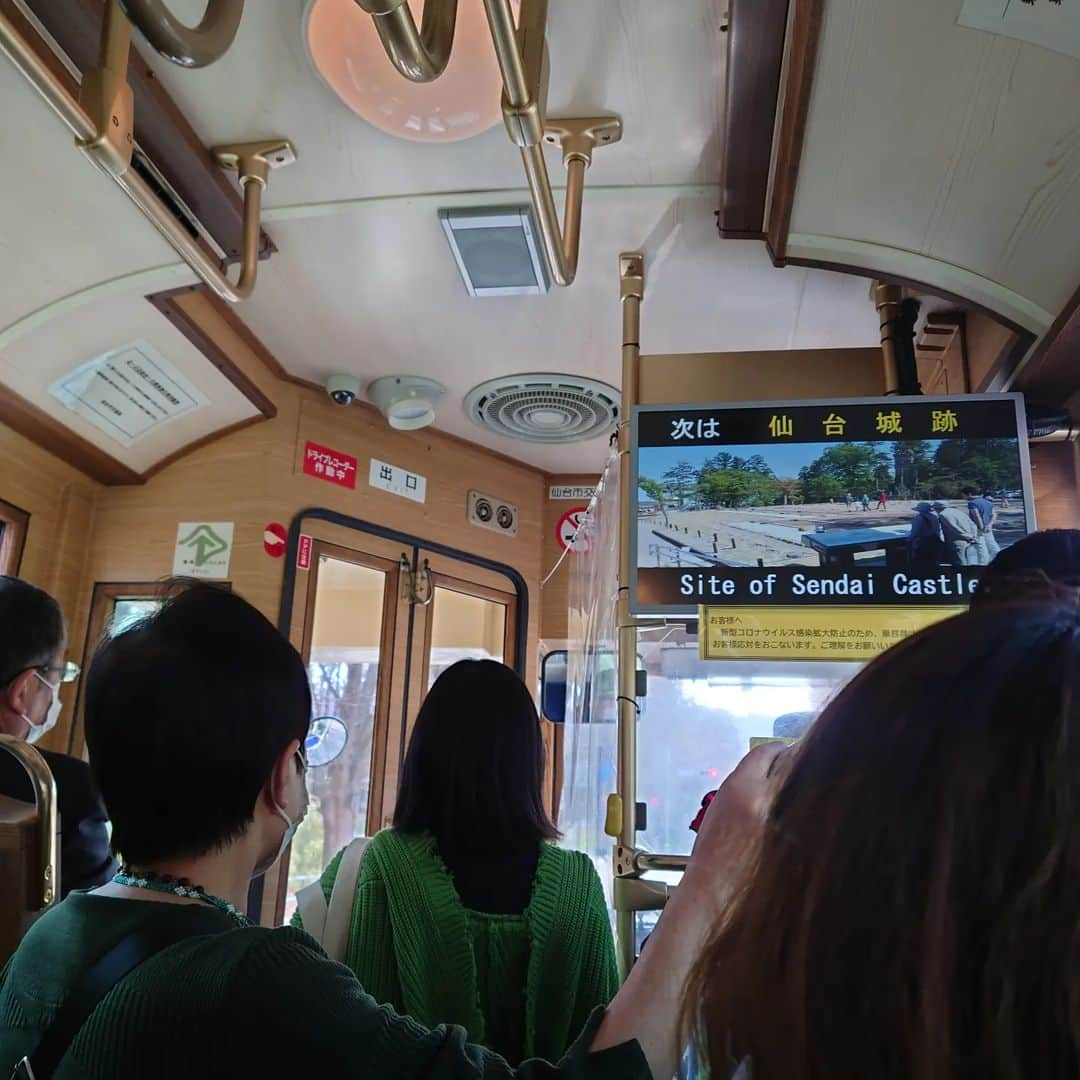 小島奈津子さんのインスタグラム写真 - (小島奈津子Instagram)「2023.3.24 天気の良い過日、仙台旅に。  10時　仙台駅着。 駅デッキにて、人生で初めて、地元テレビ局の街頭インタビューに声をかけられる。同業者ということで、丁寧にお断りするも、、、お引き受けしても大丈夫だったのかなぁ？？😁  仙台駅構内の#牛タンストリート　で腹ごしらえ🙌 オープンの１１時前から、どの店も大行列〜。 駅で、ずんだ餅＆ずんだシェイクも。  #瑞鳳殿 伊達政宗公が眠る瑞鳳殿。 振り返り、楽しげに写真に収まるも、、、 コレ、杉並木〜！花粉が黄色く舞っているのが肉眼でも見えるじゃないか。。。 その晩の花粉症の悪化は、悲惨であった😢😭  #るーぷる仙台　という、便利な観光市内循環バスあり。 東北大キャンパスを見られたり、良き🚌  #青葉城 １年前の地震で、政宗公メンテナンス中。 3月末、間もなく復帰されるとのこと。また、お目にかかりに参ります🙇  繁華街を散策しつつ、 早夕飯は、仙台名物の#セリ鍋 ググって、セリ鍋のある個室居酒屋さんへ。大当り🎯  夜は、#劇団四季　#リトルマーメイド　へ。 観劇＆感激💃10年ぶりのリトルマーメイド🌊  駅近のビジネスホテルに一泊。 サラリーマンのオジサマ方に紛れて、朝食も食べ、 仕事あるので朝8:00の新幹線🚄で帰京。  #弾丸旅　だったけれど、十分楽しめ、心の充電できました🙌 いいな、弾丸旅💕  #仙台#仙台旅#仙台1日旅 #旅のご参考に」3月24日 9時44分 - kojimanatsuko_official