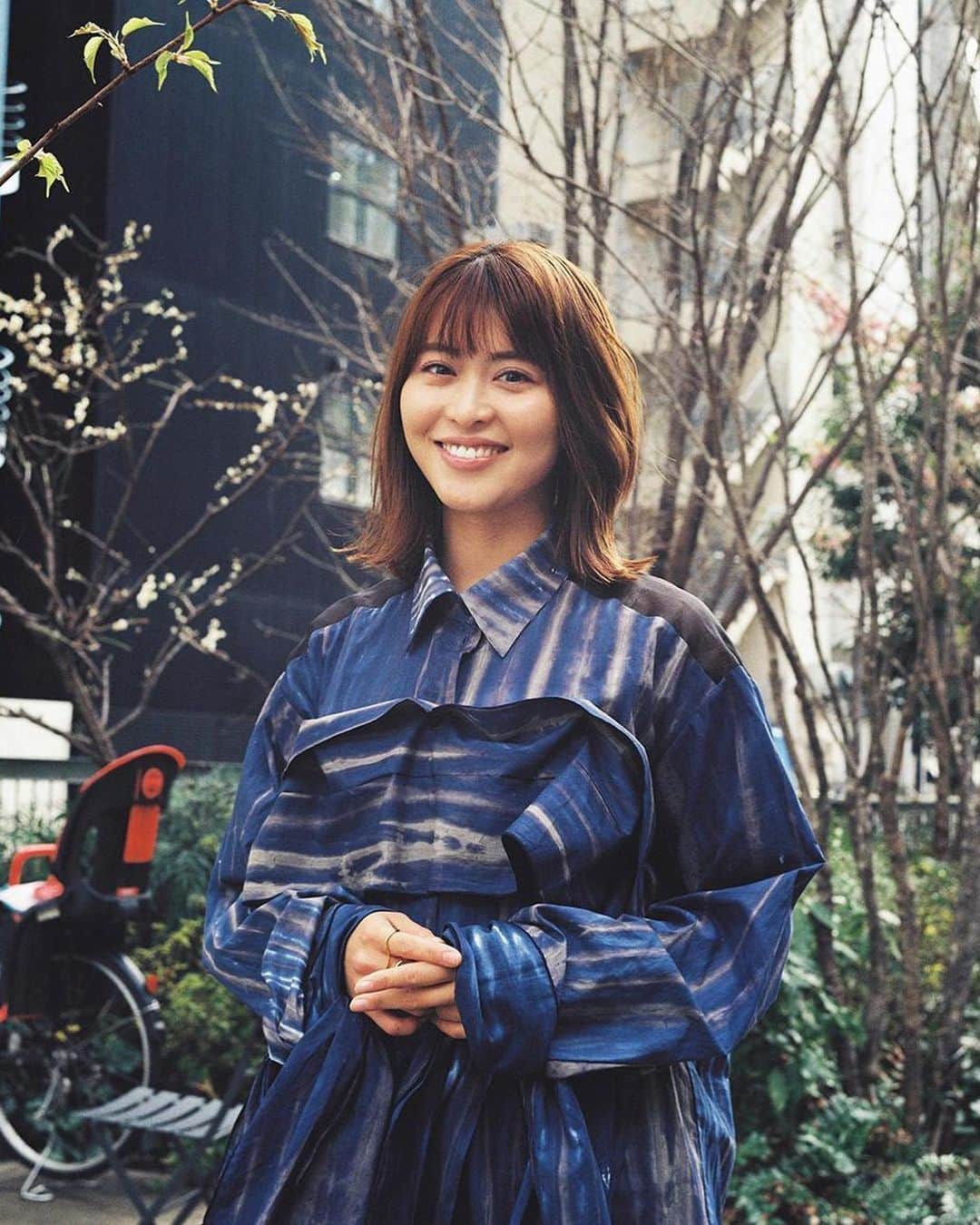 三原勇希のインスタグラム：「私、いつからこんなにスポーティブな人間になったんだろ？！ 元々「何かをはじめること」へのハードルは低いけど(なぜなら初心者って間違ってもできなくても良いし、みんなが教えてくれて最強だから)。ランニング続けるうちにメンタルだけでなく体力にまで自信がつき、仕事きっかけで観戦も好きになって、大人になってからやっと、苦手だったはずのスポーツの素晴らしさに気づきました。  でも大人になってからは、好きなのに環境も含めてなかなかスポーツする機会がない。忙しいから続けるのも難しい。女性は特に、結婚や妊娠もかなりのハードルになる。  女性のためのランニングコミュニティ「GOGIRL」を始めて５年目の今思うこと、女性に限定する理由、あとは大人になってからスポーツを始めて続けることなどインタビュー受けました。女性が企画・意思決定をし、安心できる場所をつくるための心がけなど✔︎  「あしたメディア」というWebサイトで読めますので是非読んでみてください。あしたメディア、現代社会をすこしずつ変えていくような記事がとても充実してます✏️  ちなみに最近はキャッチボールにハマってる⚾️いい球投げたい。」
