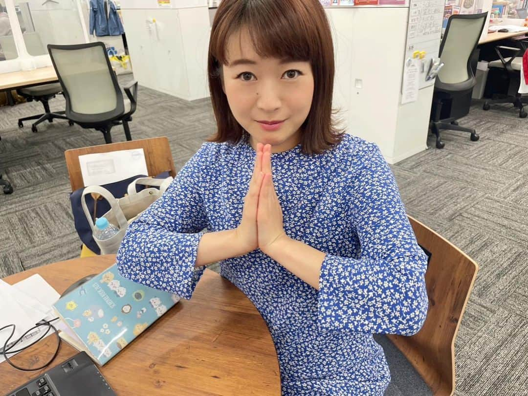 有田優理香さんのインスタグラム写真 - (有田優理香Instagram)「🙏  親愛なる同期のあっちゃん。(@ayanakawa ) 連絡返すの忘れててごめんね…😭  吉田安孝さまを始めごぜん様さまリスナーの方々から 多数連絡をいただき、ソッコー連絡。 ご飯会再調整する運びになりました🙇‍♀️  反省の念とあっちゃんへの思いを込めてきのうは 偶然お揃いだったワンピースを着て放送に臨みました👗 「もうそのワンピース着るな！」って 横山さんに怒られそうだ…。笑  同期ご飯が1年越しに実現するのか、乞うご期待、、🥺🌸  撮影:こちらもたまにごぜん様さまで横山さんにいじられるサワムラ(@sawamura_1116 )  #ごぜん様さま #rcc #吉田安孝 さん　#横山雄二 さん　#河村綾奈 #アナウンサー #同期 #ワンピース #お揃いコーデ」3月24日 9時55分 - yurikaa0624