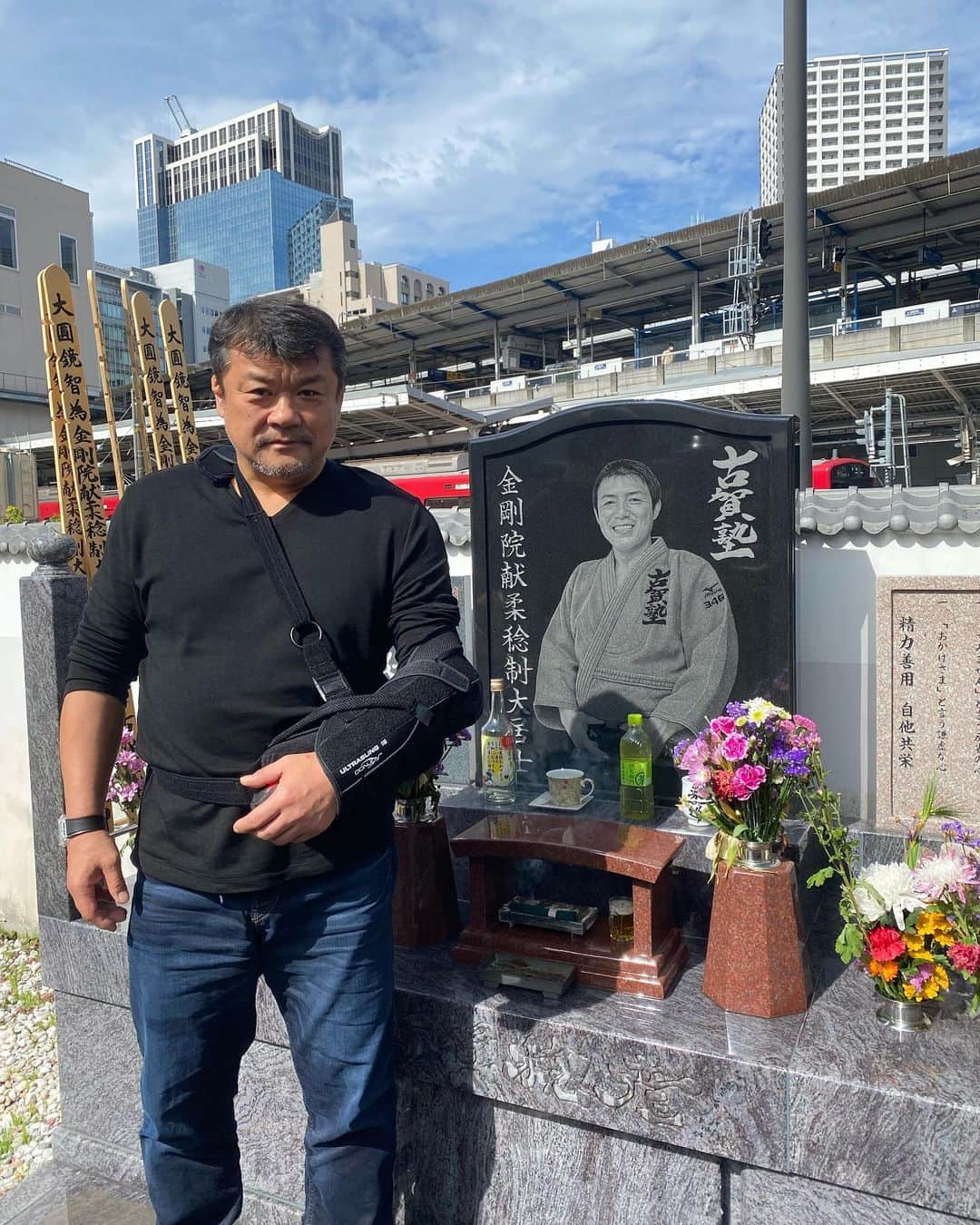 吉田秀彦のインスタグラム：「肩の手術も無事に終わり退院しました。 今日は、古賀稔彦先輩の命日❗️ お墓参りに来ました！」
