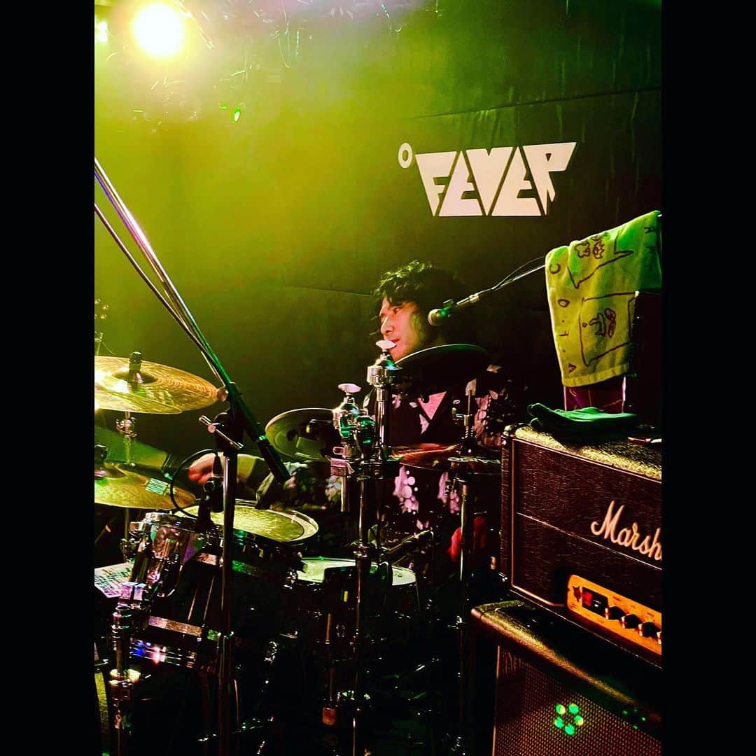 渡邊一丘のインスタグラム：「"Tour 花降る空に不滅の歌" FEVERはいいですね‼︎‼︎ ドカーンとやってます。最新曲から最古曲(に近いもの)まで色んな曲をやってるんですよ。 10/30」