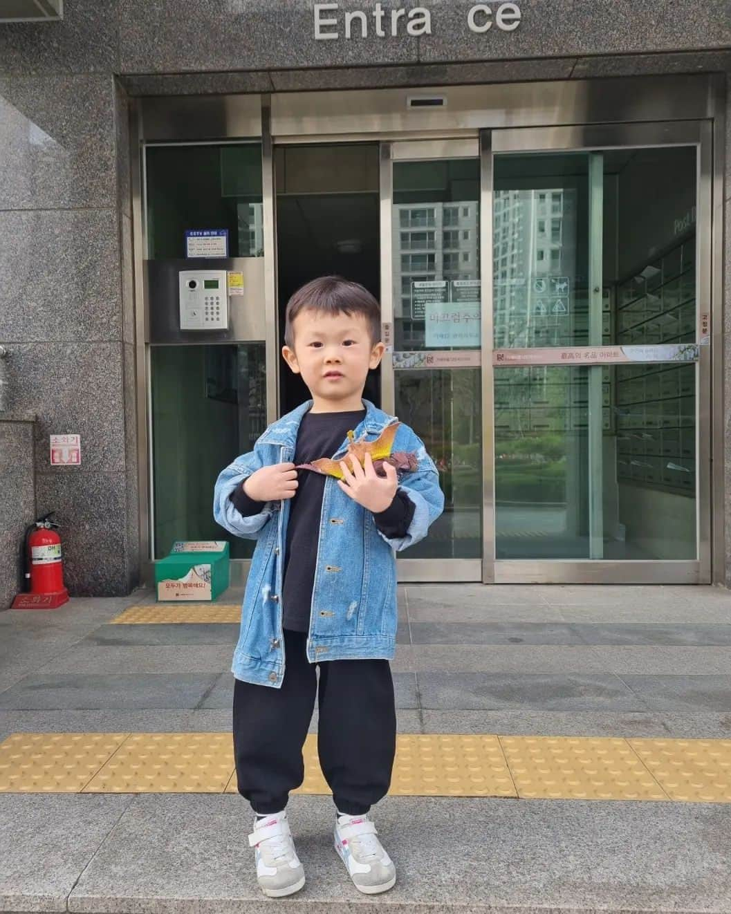 ハ・ソンミンのインスタグラム：「우리집 둘째 .. 얼굴에 끼가..가득😍😍 애교많고 고집센 동생  #하지민」