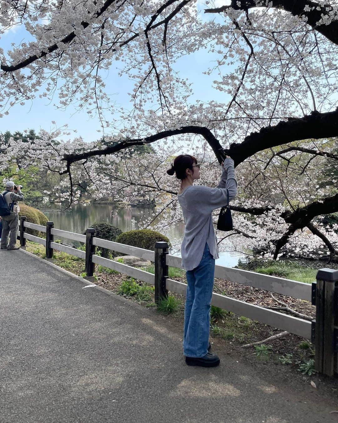 飯田尚士のインスタグラム：「. . 家族で新宿御苑へお花見 . マスクも外せて最高！ . . . . . . . . . .  #お花見#新宿御苑# Belle#atLAV#美容室#美容師#表参道#ヘアスタイル#ヘアアレンジ#ヘアカラー#ショートヘア#ショートボブ#ボブ#ショート#小顔ショート#小顔#ミディアム#パーマボブ#小顔カット#ハイトーン#ヘアカラー#ダブルカラー#ブリーチ#短すぎないショート#小顔ショート#こだわりの襟足」