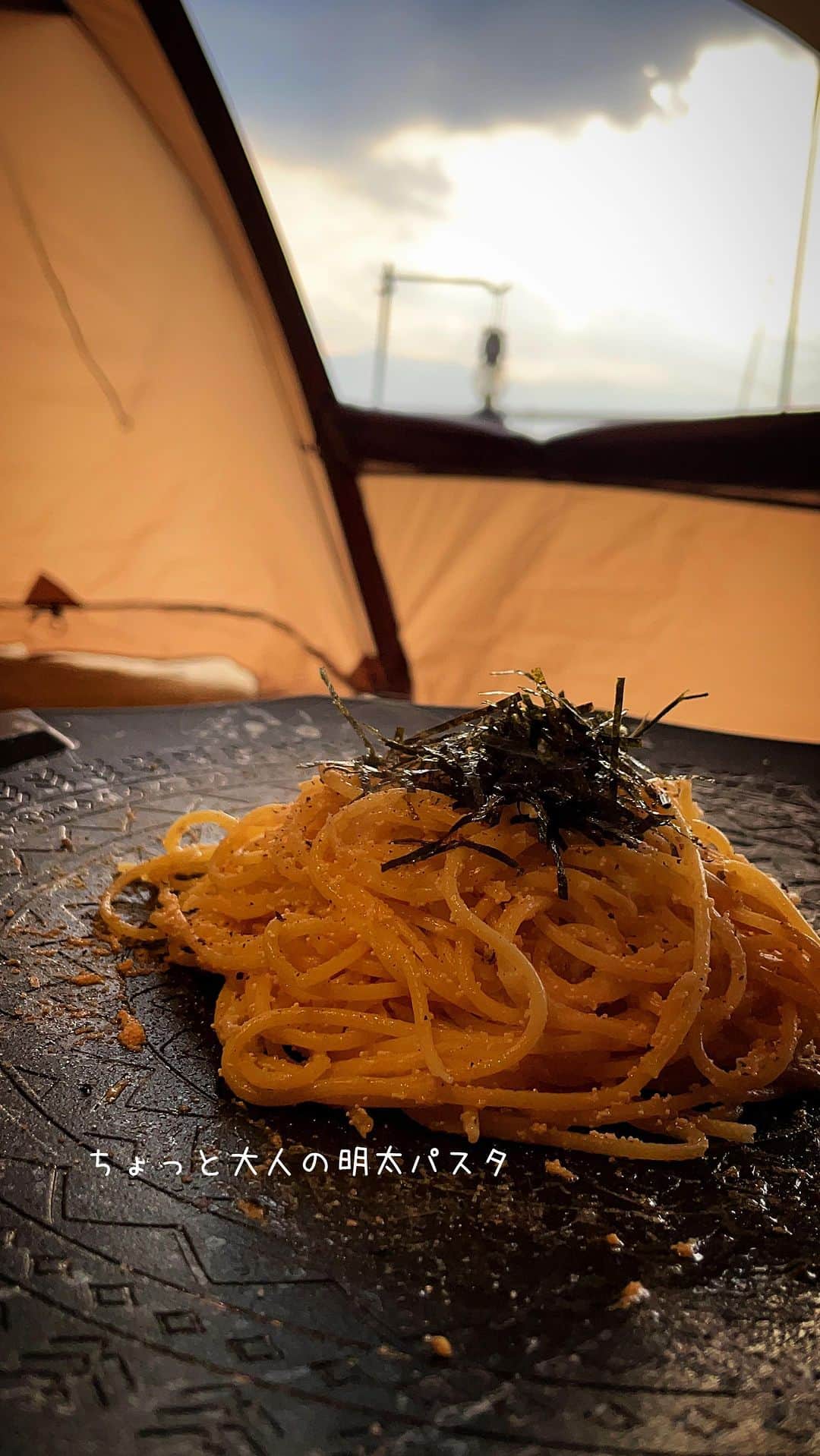 アルペンザルツ公式Instagramのインスタグラム：「レシピあり 「ちょっと大人の明太パスタ」の作り方 * ブラックペッパーがアクセント！明太パスタレシピのご紹介❤︎ * 今回のレシピは、 @harapeko.bivouac さんに作ってもらいました！ * ∴♔∴∴♔∴∴♔∴∴♔∴∴♔∴∴♔∴∴♔∴∴♔∴∴♔∴∴♔∴ 気軽にフォローして下さいね❤︎ いいねやコメントも励みになります！ 公式アカウント⇰〖 @alpensalz_jp 〗 ∴♔∴∴♔∴∴♔∴∴♔∴∴♔∴∴♔∴∴♔∴∴♔∴∴♔∴∴♔∴ * [腹ぺこビバーグさんからのワンポイント] 明太子は薄味のものを使用するとより塩の旨味とブラックペッパーが生きてきます。入れ過ぎると辛くなるので是非味を見ながら調整してください。 ぜひ参考に作ってみてくださいね！ * * ∴♔∴∴♔∴ Ⓡ Ⓔ Ⓒ Ⓘ Ⓟ Ⓔ ∴♔∴∴♔∴ * パスタ麺…100g 水…300cc バター…10g 明太子…好きなだけ アルペンザルツ…適量 ブラックペッパー…適量 刻みのり…お好きなだけ * * 【作り方】 ①フライパンに水300ccを入れ沸騰する直前でパスタ麺を入れる。 * ②パスタを優しく動かしながらしっかりと水を吸わせて茹でて行く。水がなくなる頃にバター、明太子を入れて混ぜ合わせる。  * ③アルペンザルツで味を調え、ブラックペッパーを挽き、最後に刻みのりをのせれば完成。 * * #アルペンザルツ #塩 #美味しい塩 * #今日のごはん #手作りごはん #簡単レシピ #おかず #レシピ #食卓 #節約 #献立 #家庭料理 #節約生活 #自炊 #ランチ #家ごはん #時短レシピ #簡単レシピ #おいしい #料理 #美味しい #おうちごはん #手作り料理 #手料理 #料理好きな人と繋がりたい #塩レシピ #キャンプ飯 #パスタ」