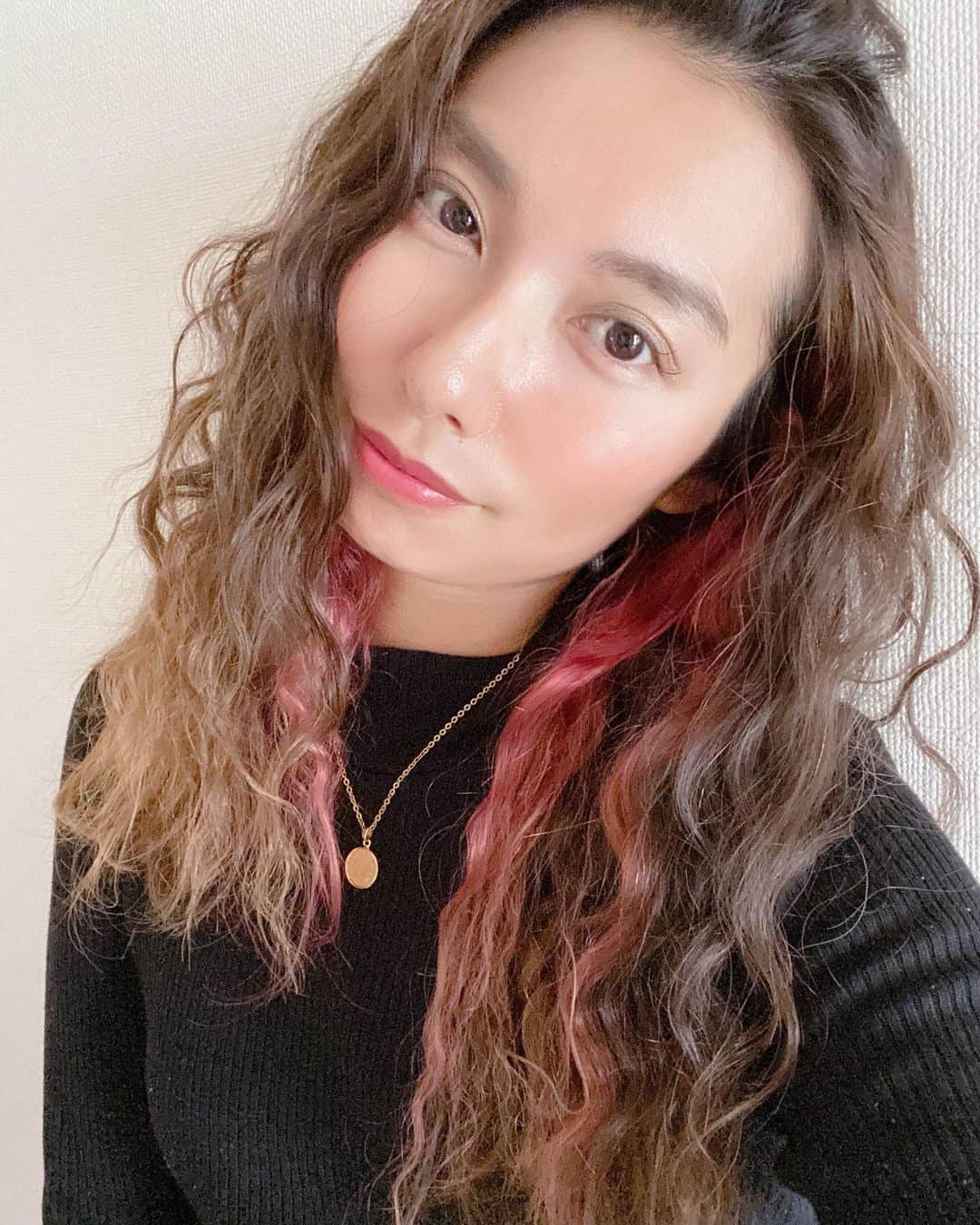 エマ中岡優姫のインスタグラム：「こちらも桜が ちらほら咲いてきてます🌸 ということで ピンクにしてみました🥳 サニちゃんに 「今回いい感じになったね😙」と 言ってもらえました❤️ 3枚目 ウインクできない私 頑張ってみました🤪」