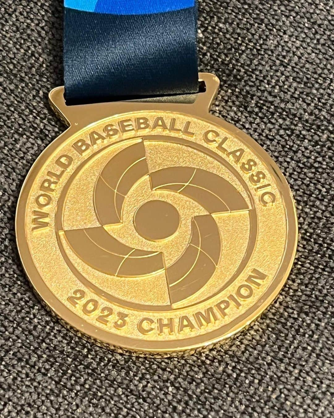 山田哲人のインスタグラム：「金メダル🥇トロフィー🏆  #WBC2023 #CHAMPION #侍JAPAN」