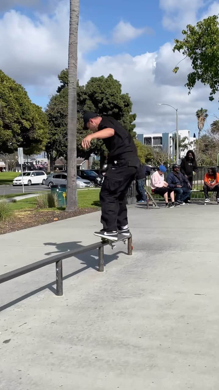 カルロス・リベイロのインスタグラム：「Sw flip toe grind 🤣 📲 @yurifacchini」