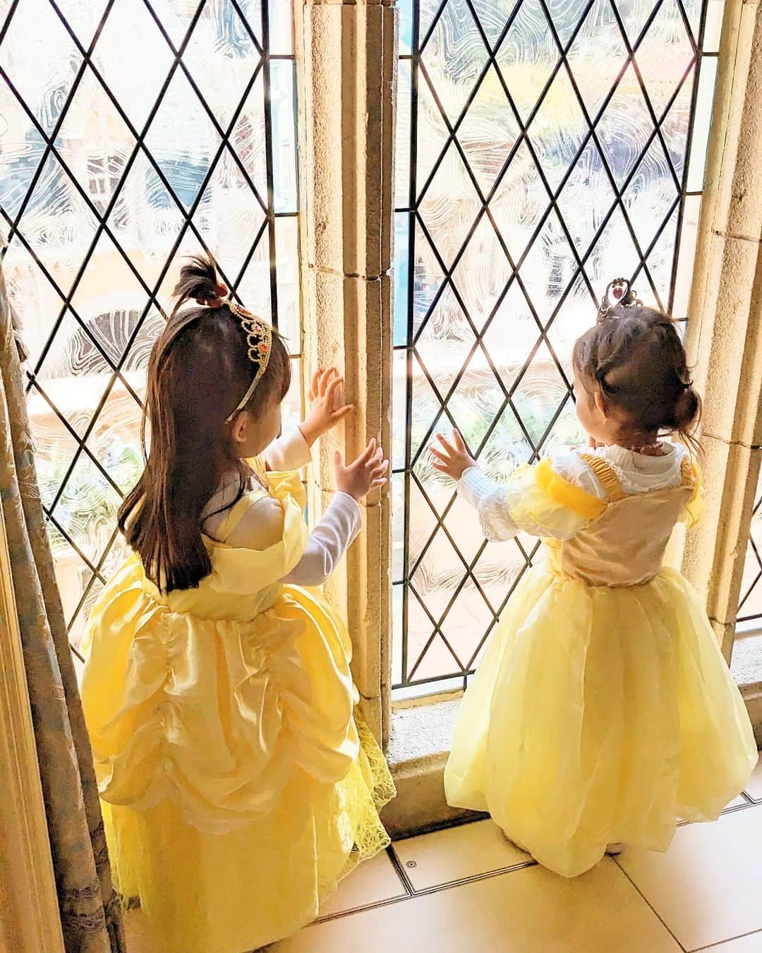 小野恵美さんのインスタグラム写真 - (小野恵美Instagram)「ディズニーランド🏰🎈  娘と2回目のディズニーはお友達親子と💛 ふたりとも大好きなベルのドレスを着て行きました✨  美女と野獣のアトラクションにも乗れて大満足。 ちなみに3月中旬平日で学生さんゲストが多く、迷わず有料パスを利用しました😂👍 　 おかげでたくさんアトラクションに乗れて、パレードもしっかり見ることができました！ ショーもそれぞれ当選してラッキー🥹🧚✨✨  ジャンボリーミッキーで踊って暑くなり、子どもたちはエルサにお色直し❄️　  ミニーちゃんに会いにいったり、エレクトリカルパレードまでたっぷり堪能して夢の時間でした💖  #disneyland #ディズニーランド #東京ディズニーランド #プリンセスドレス #ベル #エルサ  #子連れお出かけ #子連れディズニー #3歳女の子 #女の子ママ #幼稚園ママ #LEEキャラクター」3月24日 10時17分 - onoemi_official