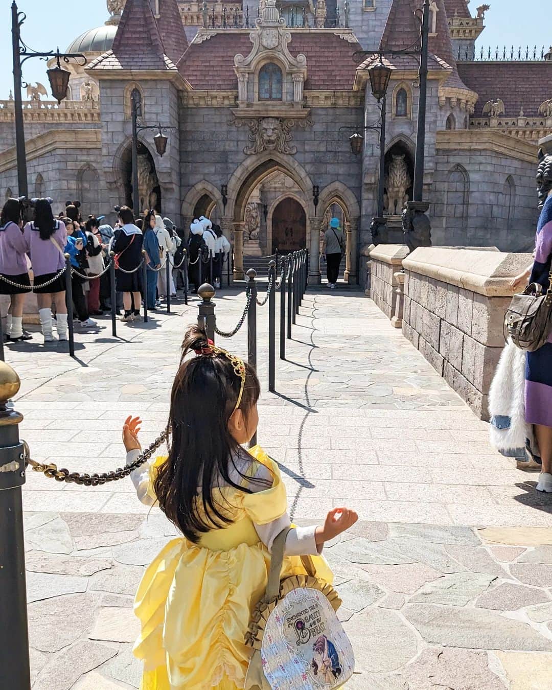 小野恵美さんのインスタグラム写真 - (小野恵美Instagram)「ディズニーランド🏰🎈  娘と2回目のディズニーはお友達親子と💛 ふたりとも大好きなベルのドレスを着て行きました✨  美女と野獣のアトラクションにも乗れて大満足。 ちなみに3月中旬平日で学生さんゲストが多く、迷わず有料パスを利用しました😂👍 　 おかげでたくさんアトラクションに乗れて、パレードもしっかり見ることができました！ ショーもそれぞれ当選してラッキー🥹🧚✨✨  ジャンボリーミッキーで踊って暑くなり、子どもたちはエルサにお色直し❄️　  ミニーちゃんに会いにいったり、エレクトリカルパレードまでたっぷり堪能して夢の時間でした💖  #disneyland #ディズニーランド #東京ディズニーランド #プリンセスドレス #ベル #エルサ  #子連れお出かけ #子連れディズニー #3歳女の子 #女の子ママ #幼稚園ママ #LEEキャラクター」3月24日 10時17分 - onoemi_official