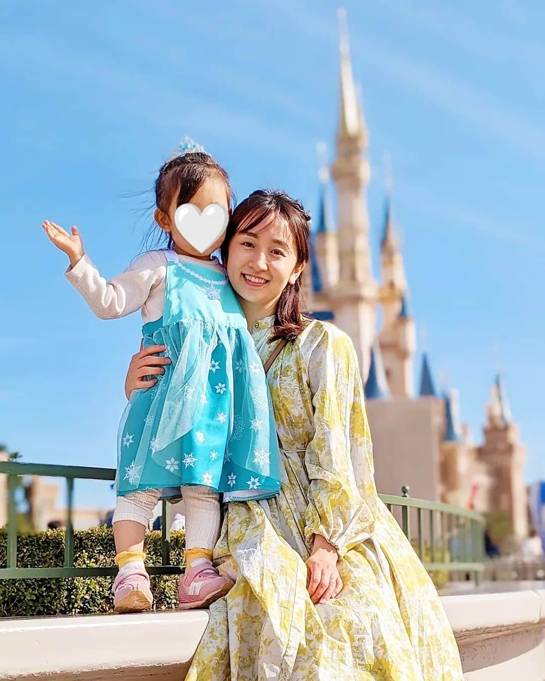 小野恵美のインスタグラム：「ディズニーランド🏰🎈  娘と2回目のディズニーはお友達親子と💛 ふたりとも大好きなベルのドレスを着て行きました✨  美女と野獣のアトラクションにも乗れて大満足。 ちなみに3月中旬平日で学生さんゲストが多く、迷わず有料パスを利用しました😂👍 　 おかげでたくさんアトラクションに乗れて、パレードもしっかり見ることができました！ ショーもそれぞれ当選してラッキー🥹🧚✨✨  ジャンボリーミッキーで踊って暑くなり、子どもたちはエルサにお色直し❄️　  ミニーちゃんに会いにいったり、エレクトリカルパレードまでたっぷり堪能して夢の時間でした💖  #disneyland #ディズニーランド #東京ディズニーランド #プリンセスドレス #ベル #エルサ  #子連れお出かけ #子連れディズニー #3歳女の子 #女の子ママ #幼稚園ママ #LEEキャラクター」