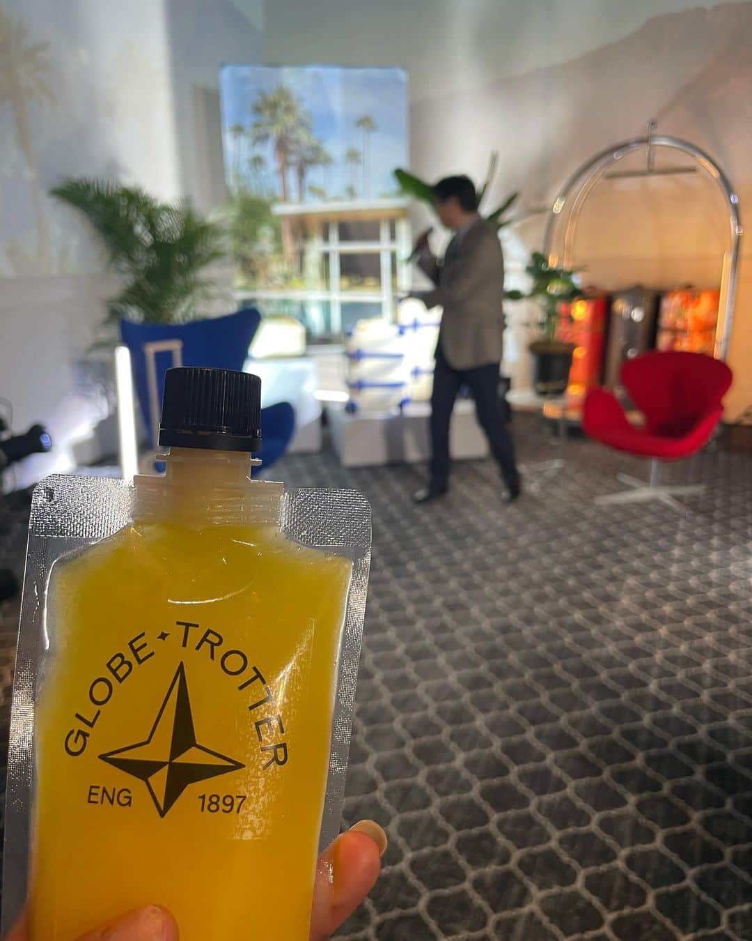 脇田恵子のインスタグラム：「Visit Greater Palm SPrings & GLOBE TROTTER 🌴🌴🌴 @globe_trotter1897 @visitgreaterps   VIP MEDIA 🍹Cocktail Party.へ  時代を超える洗練された パームスプリングス🌴を舞台 風景をカラーパレットに落とし込んだ  125周年を迎える不動の大人気 🧳スーツケースブランド🧳 グローブトロッター社  新作カプセルコレクション🏝✨🏊  美しい砂漠と山々を背景に 輝く日差しにキラキラ光るプール  爽やかな　アイボリー×💛💙 可愛いバッグにうっとり😚😚  新作カプセルコレクション #PALMSPRINGS モデル  記念イベントには  Visit Greater Palm SPrings の Scott White 観光局長が来日🫶 お話とっても楽しかった☺️  撮影しに行きたくなってしまったぁ👀  @love_tourism_pr  #california  #tourism」