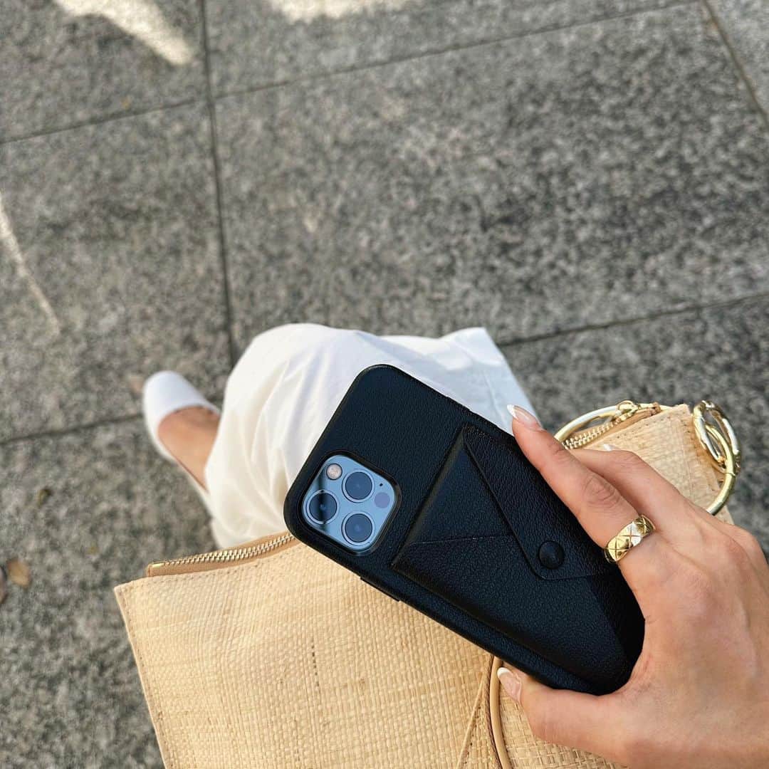 Hiromi Ｍaedaのインスタグラム：「@larcobaleno_official でiPhoneケースを新調🖤  フリーポケット付きで自宅のカードキーを入れられて、これに変えてから凄く便利になった✌️  #larcobaleno #ラルコバレーノ#イタリア#iPhonecase」