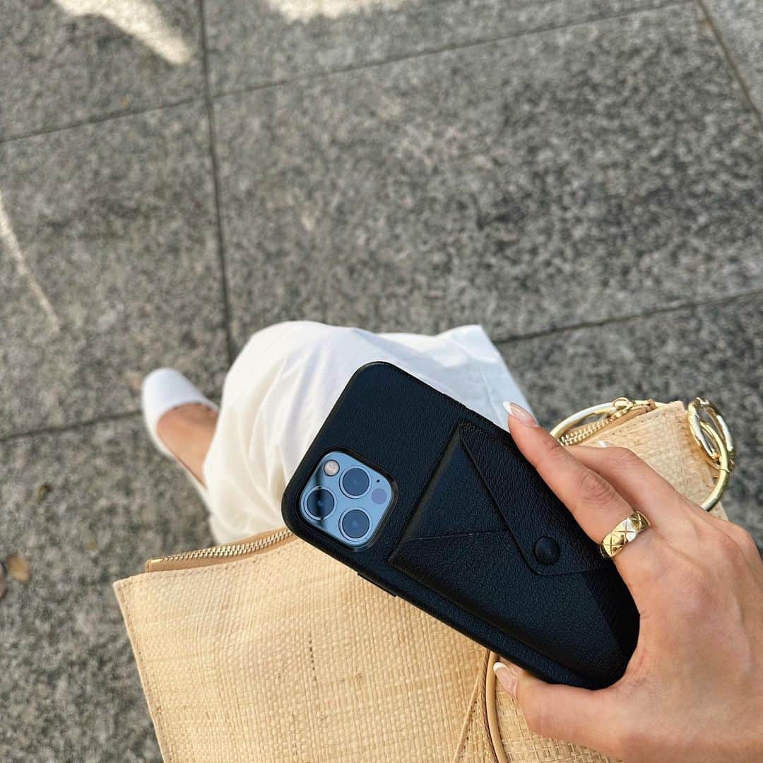 のインスタグラム：「@larcobaleno_official でiPhoneケースを新調🖤  フリーポケット付きで自宅のカードキーを入れられて、これに変えてから凄く便利になった✌️  #larcobaleno #ラルコバレーノ#イタリア#iPhonecase」