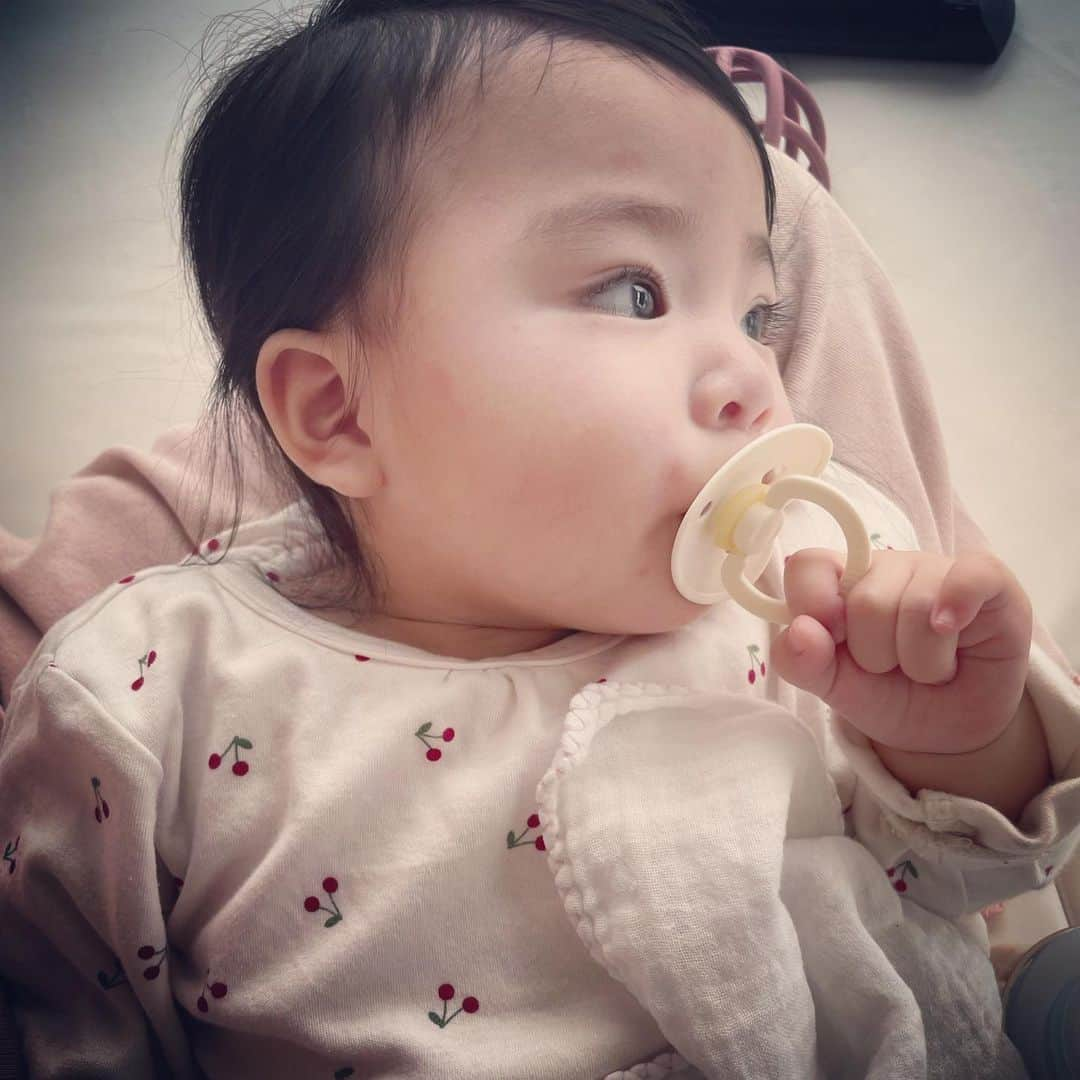 土岐田麗子さんのインスタグラム写真 - (土岐田麗子Instagram)「👶🏻🫶🏻  今日で10ヶ月  ✔︎前髪がとめられるくらい伸びて とにかく立ちたいお年頃 ✔︎手を合わせると音がすることに気づいて手をパチパチするのがブーム ✔︎相変わらずおしゃぶりは心の支え ✔︎いっくんりんちゃんが大好き♡ 仲良しだった2人から今は避けられぎみの娘(2人は娘の突然の動きや力加減に怯えています🐶🐶) ほんとは本人にハグハグしたいのだけど近寄ると逃げちゃうので @kagemusha_cushion に♡ ✔︎寝かしつけなくても遊びながらそのまま1人でネンネしていたとある日 肩も背中も腰も痛くて，はぁ😩と思う日もあるけど こういう事がどんどん増えると思うと 抱っこで揺らしながら目がトローンとしてくる姿を目に焼きつけておこうと思う ✔︎遊んでいる時も常に足元とか，どっかしらにまとわりついてくる甘えん坊ちゃんに成長中  周りのみんなに助けてもらいながら，健やかに育っていて感謝♡ そして写真がほぼパジャマw ズボラなママでごめん!  #生後10ヶ月 #あっという間 #babystagram  #instadiary」3月24日 10時26分 - reli0531