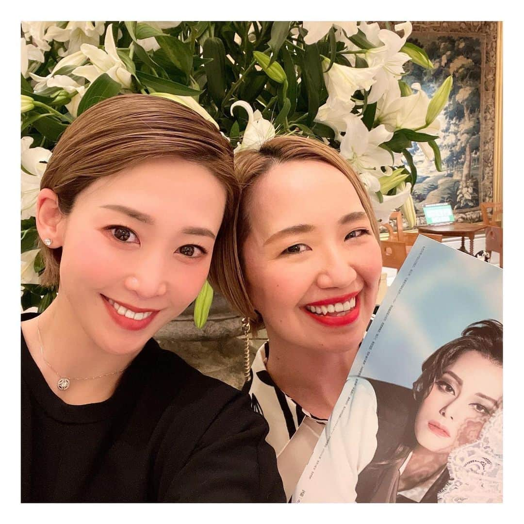 龍真咲さんのインスタグラム写真 - (龍真咲Instagram)「色んな人に会いましたー💡 春だねー🌸🌸🌸 #朝美絢 あーさの舞台#海辺のストルーエンセ では#憧花ゆりの さん、すーさんと。 @ao_takachi  佃煮屋さんのまんちゃんに。 そして街中ではばったり @miku_hanahi  に。美味しい珈琲を販売しているそうなのでよかったらぜひ✨ @zawa.mg ざわとは退団した日ぶりに笑。なぜか泣かれてしまうという…可愛い奴🥰 みんな、会ったのは数分だったけど(ざわ意外ね)会えなかった時の思いや近況報告、生存確認をしました😁 今の世の中、SNSはあるけどやっぱり面と向かって会うって大切！ 暖かくなってきたし、色んな人と会いたいなぁ😊  大人になったあーさに会えるのが楽しみだな⤴︎⤴︎⤴︎  #再会 #近況報告 #生存確認」3月24日 10時27分 - masaki_ryu