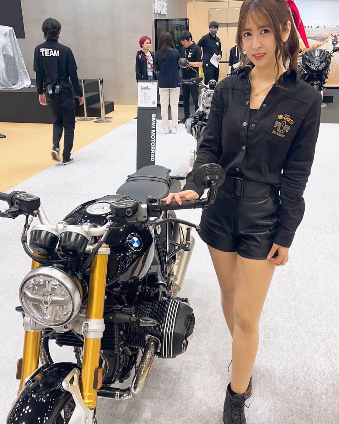 奥村美香のインスタグラム：「今日から東京ビックサイトで東京サイクルモーターショー🥺 BMWさんのブースにいます🥰 西2ホールです✨ 是非来てね✨📷 #東京ビックサイト　#サイクルモーターショー　#BMW #モデル　#バイク #バイク好きな人と繋がりたい」