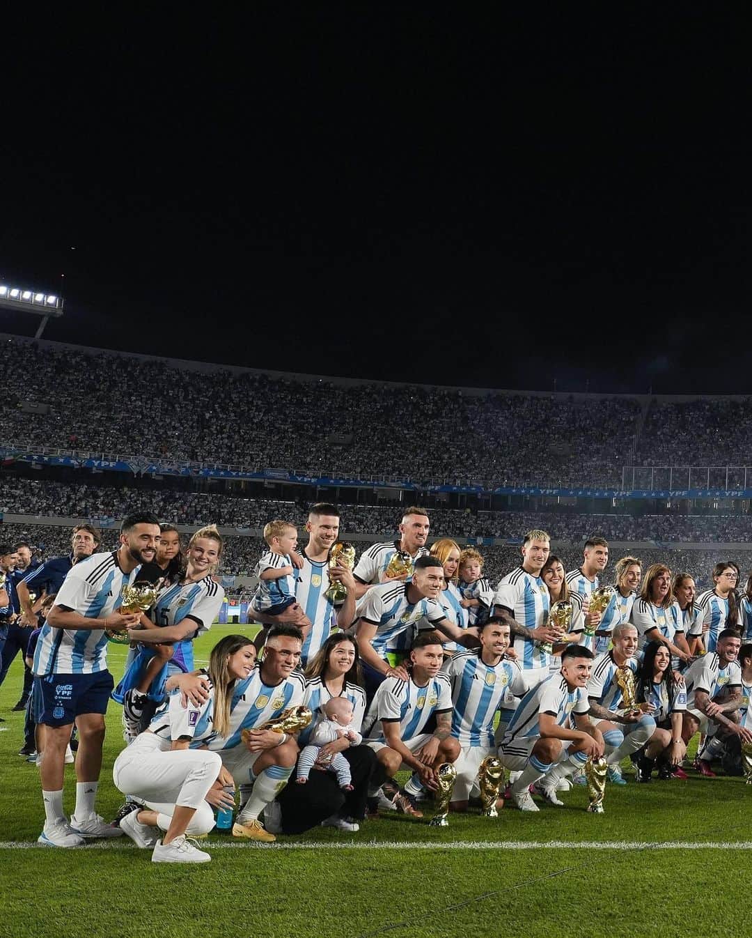 ニコラス・タグリアフィコのインスタグラム：「Hay emociones que únicamente consigue el fútbol y que solo entendemos los argentinos. Increíble noche!! No saben lo que es verlos a todos tan felices y lo que disfrutamos este festejo inolvidable!!! ❤️🇦🇷❤️🇦🇷❤️🇦🇷」