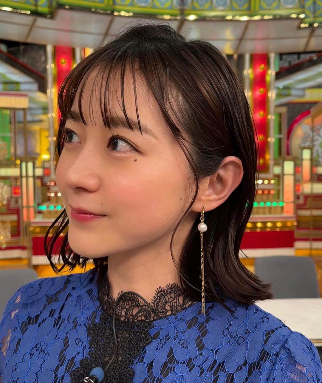 若林有子さんのインスタグラム写真 - (若林有子Instagram)「今日の金スマは男闘呼組の皆さんがゲストです🎸 今も昔もとにかくかっこいい✨ 新しいアルバムも痺れます！💿  29年ぶりの復活の裏側もたっぷり話してくださいました！ 先輩を前にした中居さんの後輩姿も新鮮ですよ〜😊  そして私も男闘呼組の皆さんに合わせ、少し大人っぽいスタイルでした👗 ピアスもドレスもお気に入り！  このあと夜9時から2時間SPです👀  ドレス: Wildlily パンプス: DIANA ピアス: CLARTÉBYR  #金スマ #男闘呼組」3月24日 19時58分 - wakabayashiyuko_