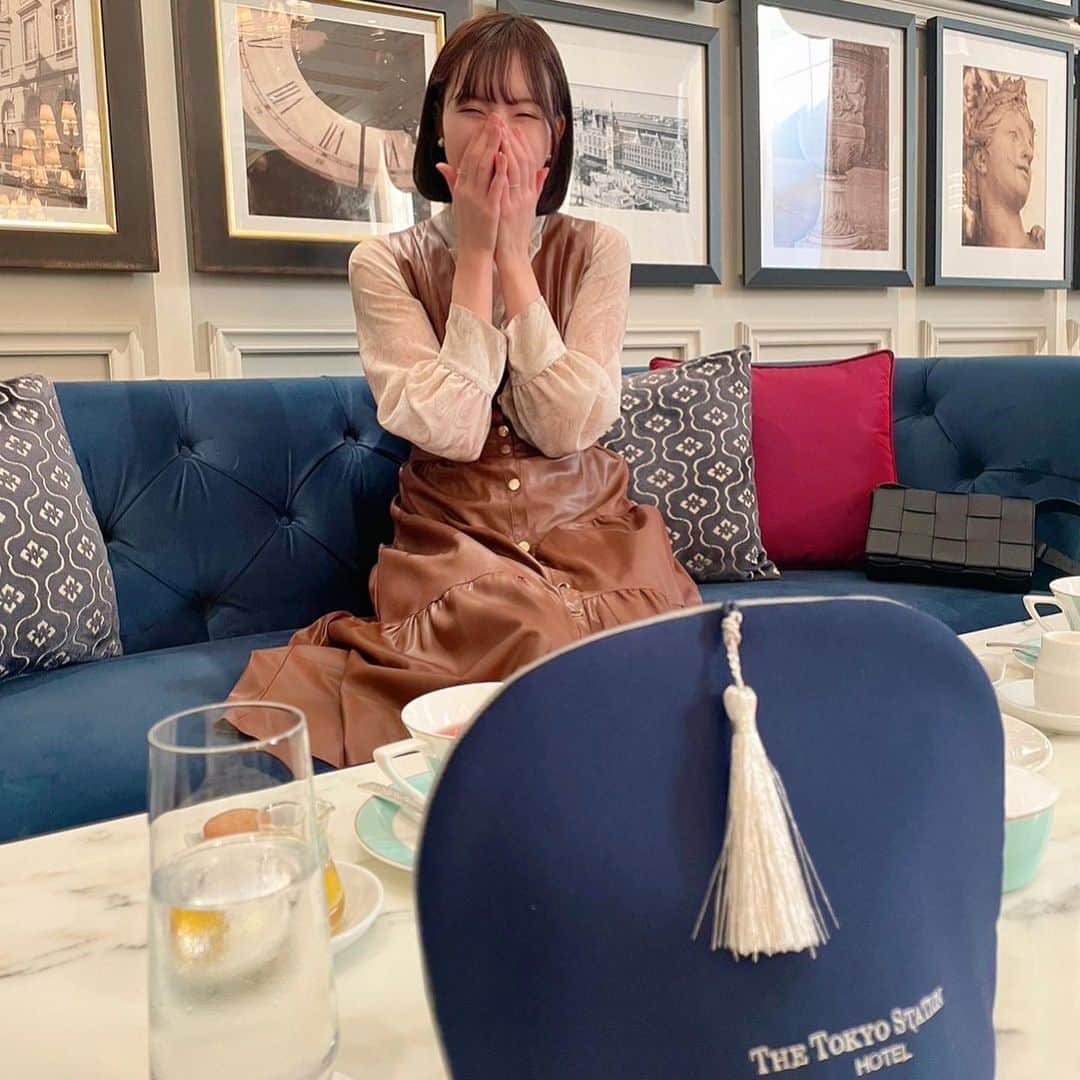 中島亜莉沙さんのインスタグラム写真 - (中島亜莉沙Instagram)「ゴルフ友達でもある大好きな かえさんと優雅にお茶会🤭🫖  今まで利用したことがなかった 東京ステーションホテルの ラウンジに行ってきたよ🫶🏻  休日だったので何組か並んでたけど すごく広々としていて カトラリーから空間まで 可愛らしく素敵だった☺️‼︎  ティーやコーヒーは2杯分飲めて お茶菓子も付いてきたよ🧁  しばらく余韻に浸ります...笑  📍 @tokyostationhotel   #にまいめ #くしゃみ中ではございません  #tokyo #tokyostationhotel #tokyocafe #東京ステーションホテル #女子会 #お茶会 #アフターヌーンティー #都内ホテル #都内カフェ #東京駅」3月24日 19時59分 - arisan_days