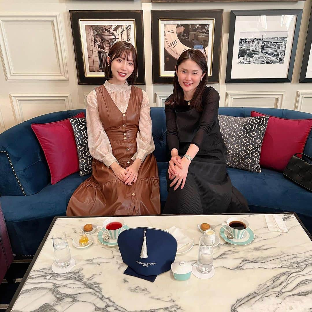 中島亜莉沙のインスタグラム：「ゴルフ友達でもある大好きな かえさんと優雅にお茶会🤭🫖  今まで利用したことがなかった 東京ステーションホテルの ラウンジに行ってきたよ🫶🏻  休日だったので何組か並んでたけど すごく広々としていて カトラリーから空間まで 可愛らしく素敵だった☺️‼︎  ティーやコーヒーは2杯分飲めて お茶菓子も付いてきたよ🧁  しばらく余韻に浸ります...笑  📍 @tokyostationhotel   #にまいめ #くしゃみ中ではございません  #tokyo #tokyostationhotel #tokyocafe #東京ステーションホテル #女子会 #お茶会 #アフターヌーンティー #都内ホテル #都内カフェ #東京駅」