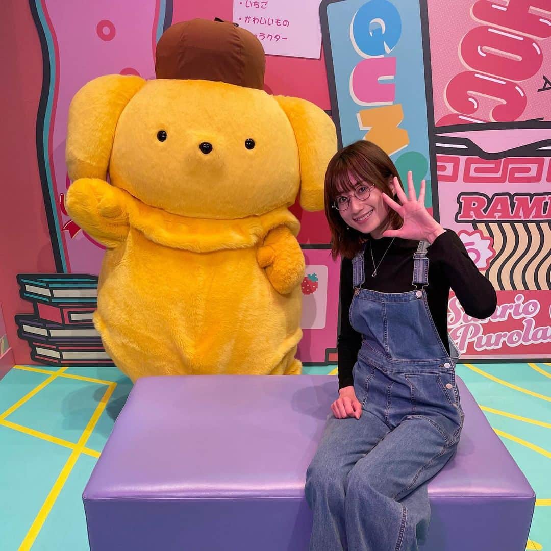河村唯（うめ子）のインスタグラム：「オタ活記録。 ゲーム部屋で、プリンとグリーティング時。  #sanrio #sanriopuroland #プリン  #ピューロアンバサダー #ピューロジェニック #サンリオ　#サンリオキャラクターズ #ピューロランド #キャラグリ　#ひとりピューロ #オタ活記録　#オタ活」
