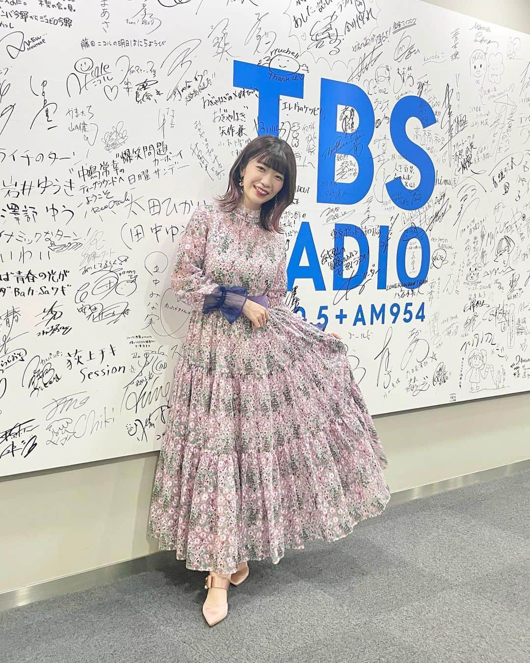 ぱいぱいでか美のインスタグラム：「TBSラジオ新番組『こねくと』記者会見🌸 . でした！ 石山さんと反省会以来にお会いできたり 各曜日パートナーの菅さん、飯塚さん、土屋さんとも大集合できて ますます春からが楽しみになりました➿ なんか電線ぽいからこの絵文字使ってこ➿ これもいいね➰これもいいし〰️ 番組のTwitterアカウントでステッカープレゼントキャンペーンやってるので ぜひフォローして参加してください☺️ 『えんがわ』の記者会見も続けてあったので 久しぶりに玉ちゃんさんと会えたのも嬉しかった！  衣装♡ ワンピース▶︎ @adelly.tokyo 靴▶︎ @dianashoespress  アクセサリー▶︎ @la.porte.kaede スタイリストさん @sbhr___k ✨ . #こねくと #記者会見 #TBSラジオ #adelly #diana #laporte #でか美衣装 #でか美ちゃん」
