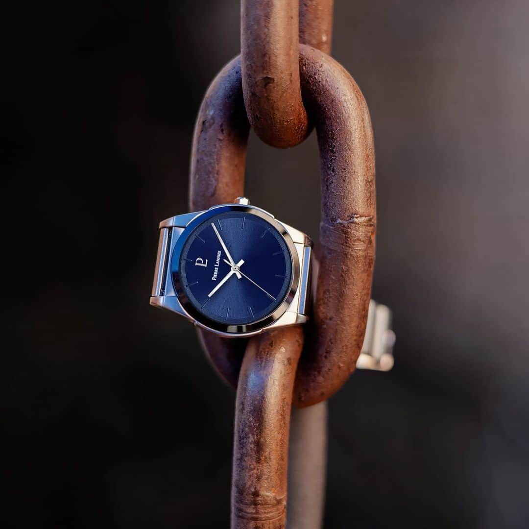 ピエールラニエのインスタグラム：「Osez le style urbain et minimaliste de la montre Candide pour accompagner vos tenues ! On aime l'effet brossé de son bracelet en acier argenté s'accordant avec les aiguilles. 🤎  📷 @j_giacomoni   #pierrelannier #frenchwatch #menwatch」