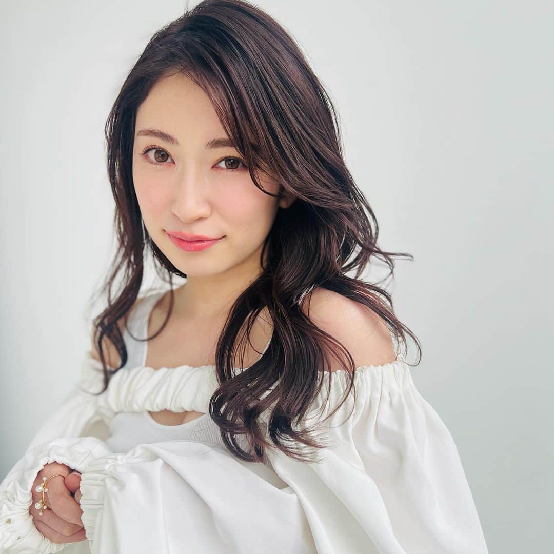 吉田朱里さんのインスタグラム写真 - (吉田朱里Instagram)「@vocemagazine 表紙撮影の オフショット💓 . もうチェックしてくれましたか？ 色んなお仕事の現場で 表紙すごいね！って言ってもらえて嬉しい毎日です✨ . 常に前に進むことを忘れないように昔から、小さな目標から大きな目標を立てるように心がけている私ですが、、 今の目標は美容界の若者の中で トップに立つこと。 商品を作る側として、発信する側として、あらゆる美容の分野で 1番を取りたいと、ここ数年の活動を経て思うようになりました。 . そんな目標を持つ中での今回の表紙のメンバーに選んでいただけたのはとっても嬉しかったです♥️ . 美容界のレジェンドの皆様に 自分も並ぶことができて… 一歩前に進めた気がします✨ . いつか、近い将来 VOCEの単独表紙を飾りたいです✨頑張るぞー！！ あとは @bidol_official で 総合ベスコス取れるように頑張ります♥️ . 今月号のVOCEチェックよろしくお願いします！！ ちなみに表紙のメイクは 我らが神様岡田さんです😉✨」3月24日 20時02分 - _yoshida_akari