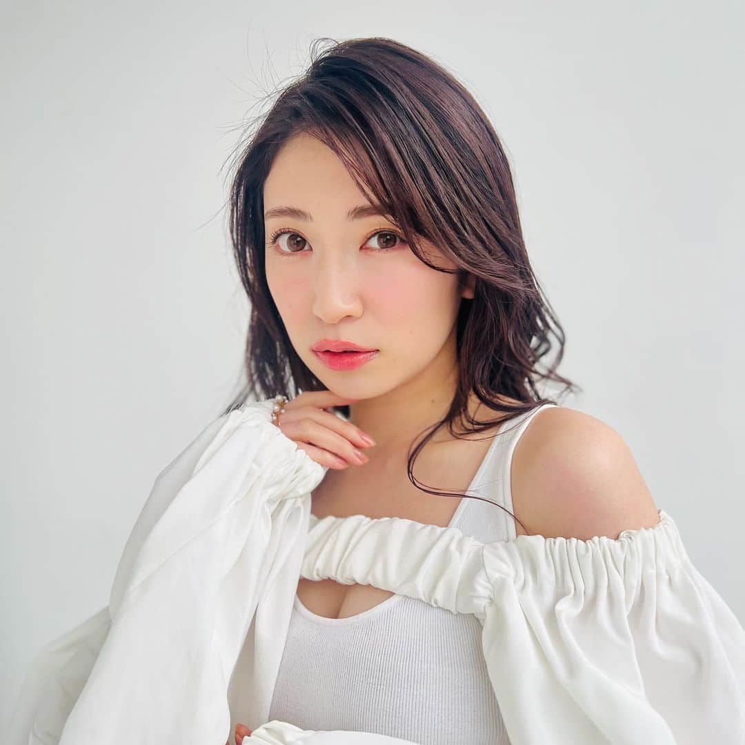 吉田朱里さんのインスタグラム写真 - (吉田朱里Instagram)「@vocemagazine 表紙撮影の オフショット💓 . もうチェックしてくれましたか？ 色んなお仕事の現場で 表紙すごいね！って言ってもらえて嬉しい毎日です✨ . 常に前に進むことを忘れないように昔から、小さな目標から大きな目標を立てるように心がけている私ですが、、 今の目標は美容界の若者の中で トップに立つこと。 商品を作る側として、発信する側として、あらゆる美容の分野で 1番を取りたいと、ここ数年の活動を経て思うようになりました。 . そんな目標を持つ中での今回の表紙のメンバーに選んでいただけたのはとっても嬉しかったです♥️ . 美容界のレジェンドの皆様に 自分も並ぶことができて… 一歩前に進めた気がします✨ . いつか、近い将来 VOCEの単独表紙を飾りたいです✨頑張るぞー！！ あとは @bidol_official で 総合ベスコス取れるように頑張ります♥️ . 今月号のVOCEチェックよろしくお願いします！！ ちなみに表紙のメイクは 我らが神様岡田さんです😉✨」3月24日 20時02分 - _yoshida_akari