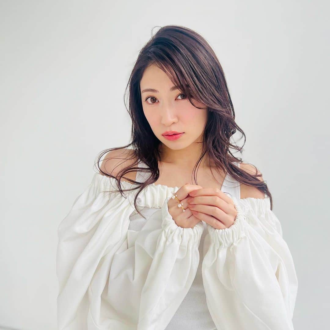 吉田朱里さんのインスタグラム写真 - (吉田朱里Instagram)「@vocemagazine 表紙撮影の オフショット💓 . もうチェックしてくれましたか？ 色んなお仕事の現場で 表紙すごいね！って言ってもらえて嬉しい毎日です✨ . 常に前に進むことを忘れないように昔から、小さな目標から大きな目標を立てるように心がけている私ですが、、 今の目標は美容界の若者の中で トップに立つこと。 商品を作る側として、発信する側として、あらゆる美容の分野で 1番を取りたいと、ここ数年の活動を経て思うようになりました。 . そんな目標を持つ中での今回の表紙のメンバーに選んでいただけたのはとっても嬉しかったです♥️ . 美容界のレジェンドの皆様に 自分も並ぶことができて… 一歩前に進めた気がします✨ . いつか、近い将来 VOCEの単独表紙を飾りたいです✨頑張るぞー！！ あとは @bidol_official で 総合ベスコス取れるように頑張ります♥️ . 今月号のVOCEチェックよろしくお願いします！！ ちなみに表紙のメイクは 我らが神様岡田さんです😉✨」3月24日 20時02分 - _yoshida_akari