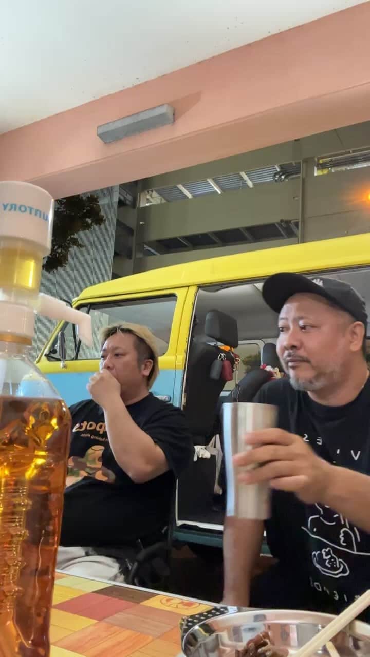 上江洌清作のインスタグラム：「20時だョ‼️  モンパチチャンネル  ゆるっと始まるよ🤙🏾🌴🏖」