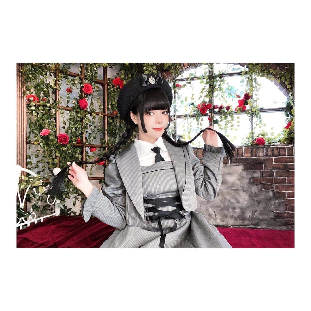 藤城リエのインスタグラム：「⁡ ⁡ ⁡ MIHO MATSUDAさんの撮影にて🖤 ⁡ ロング三つ編みがお洋服にピッタリ！ 魔法学校の制服イメージ、素敵だよね🪄ˎˊ˗  ⁡ ⁡」