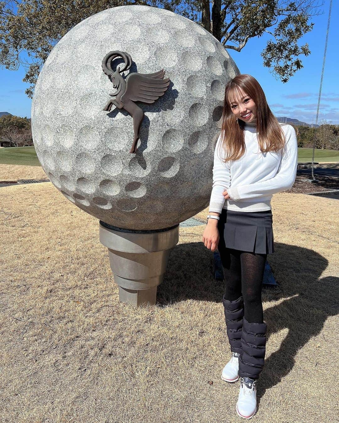 Erinaのインスタグラム：「ABCゴルフ倶楽部⛳️ いきたいなーって前から思ってて こんだけゴルフしてるのに先月初めていってきた🏌️‍♀️w 名物ホール18Hに2オンチャレンジしたものの 短くて3打目ウォーターハザードで 足びちょびちょなったよってはなしー🙄🦶🌊 結果⚪️95  ウェアは上から下までぜーーんぶ @footjoy.japan 🧢👕👖🧦👟 🧦変え持って行ってて正解🙆‍♀️🤣  #ゴルフ#ゴルフ男子#ゴルフ女子#ゴルフスイング#ゴルフファッション#ゴルフレッスン#ゴルフ好き#ゴルフ場#ゴルフウェア#ゴルフコーデ#ゴルフ練習#ゴルフ三昧#ゴルフ仲間#ラウンド#ゴルフバカ#関西ゴルフ#ニアピン#ドラコン#ゴル女#ゴルファー#ゴルフ中毒#エンジョイゴルフ#ごるふ#トーナメントコース#ABCゴルフ倶楽部 #golf#golfer#footjoy」