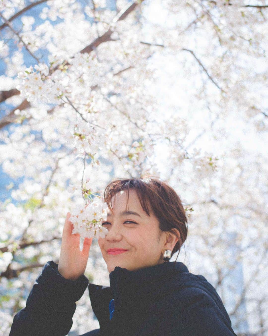 松井愛莉さんのインスタグラム写真 - (松井愛莉Instagram)「🌸🌸🌸✨  撮影の合間に。 いっぱい撮って貰った！」3月24日 20時11分 - airi1226_official