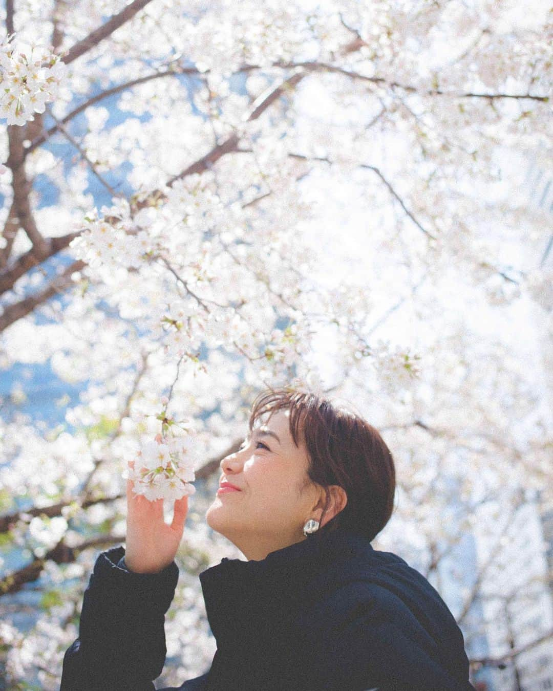 松井愛莉のインスタグラム：「🌸🌸🌸✨  撮影の合間に。 いっぱい撮って貰った！」